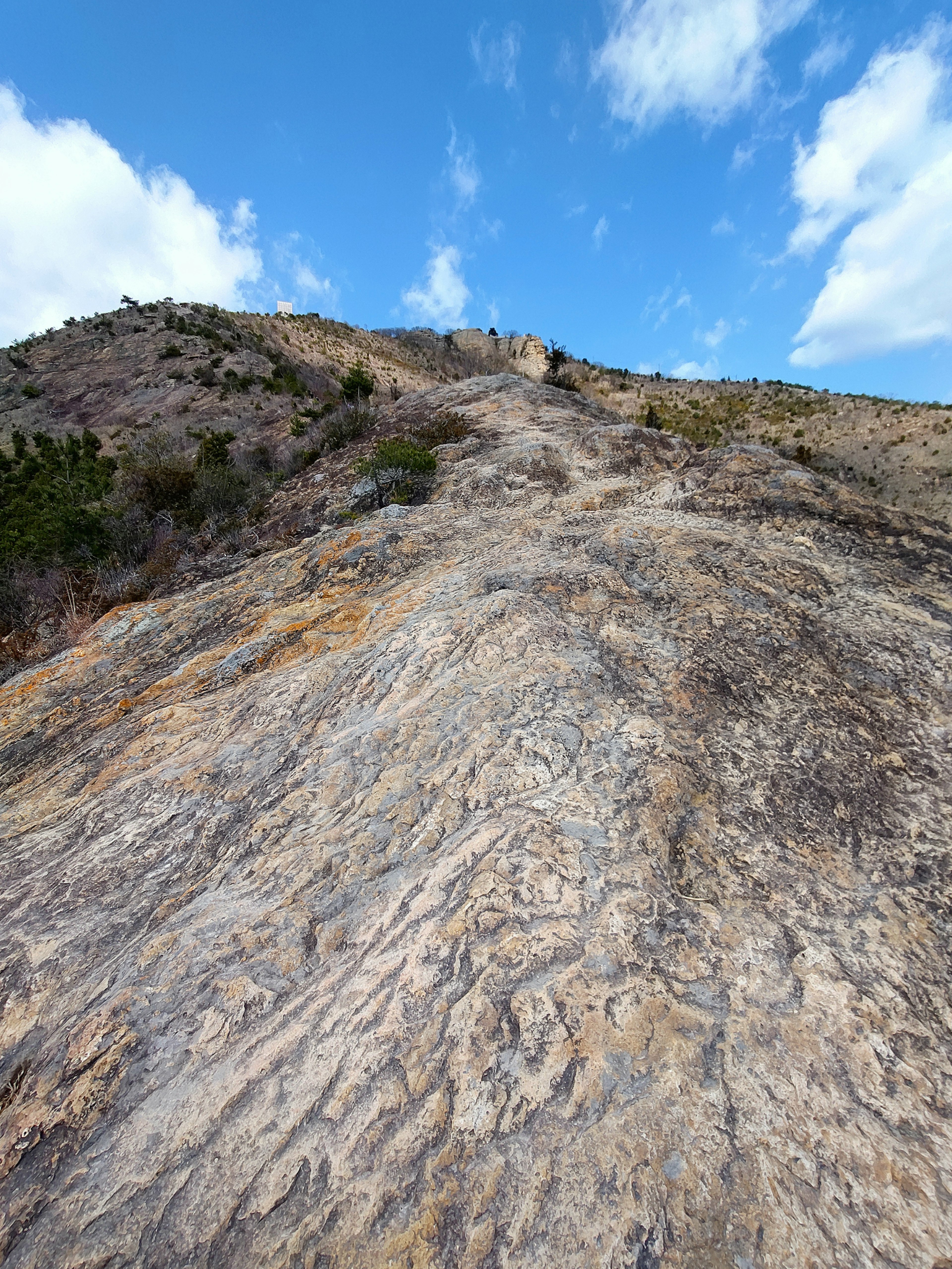 Paisaje montañoso con superficie rocosa y cielo azul