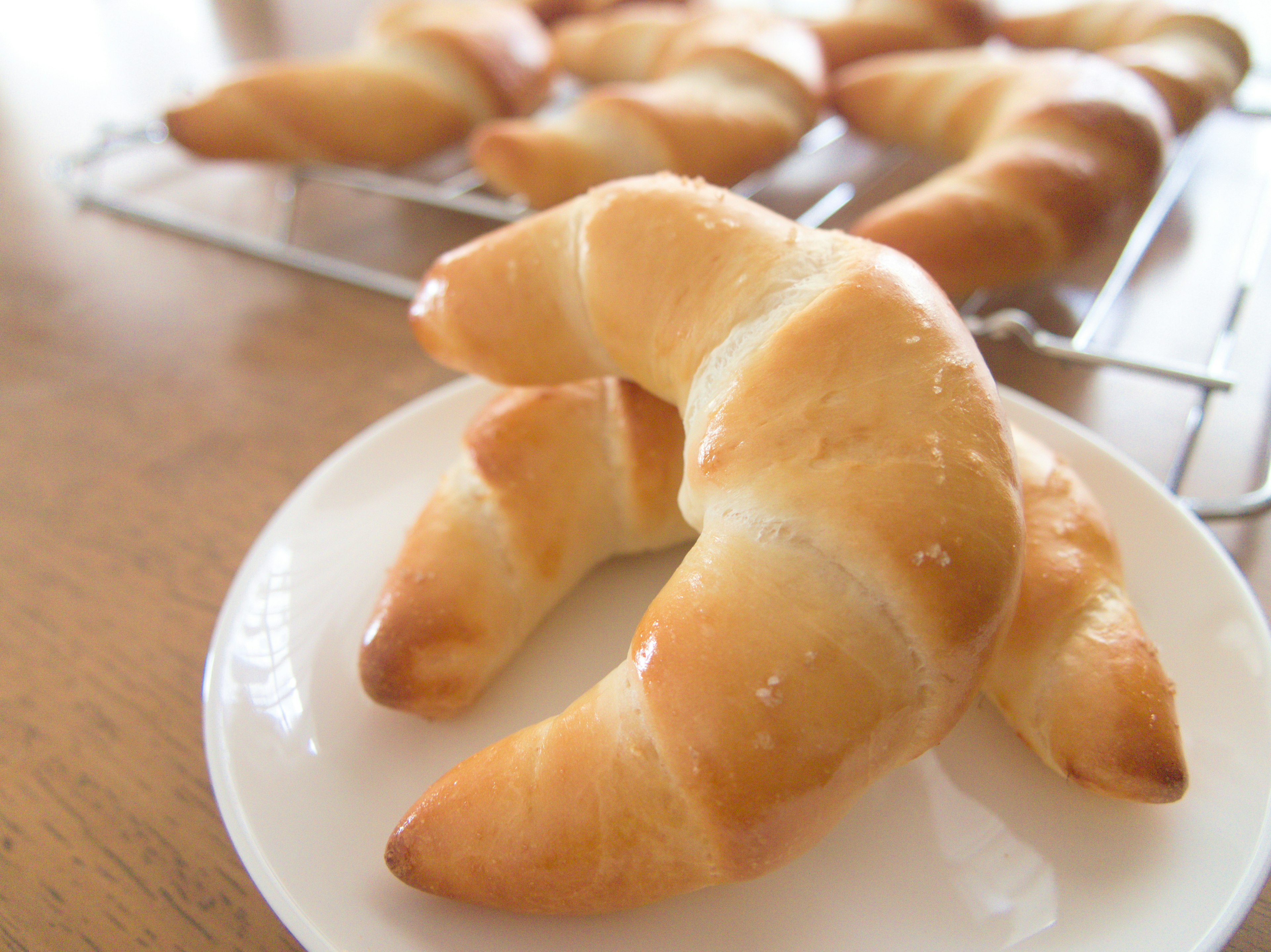 焼きたてのクロワッサンが皿に乗っている