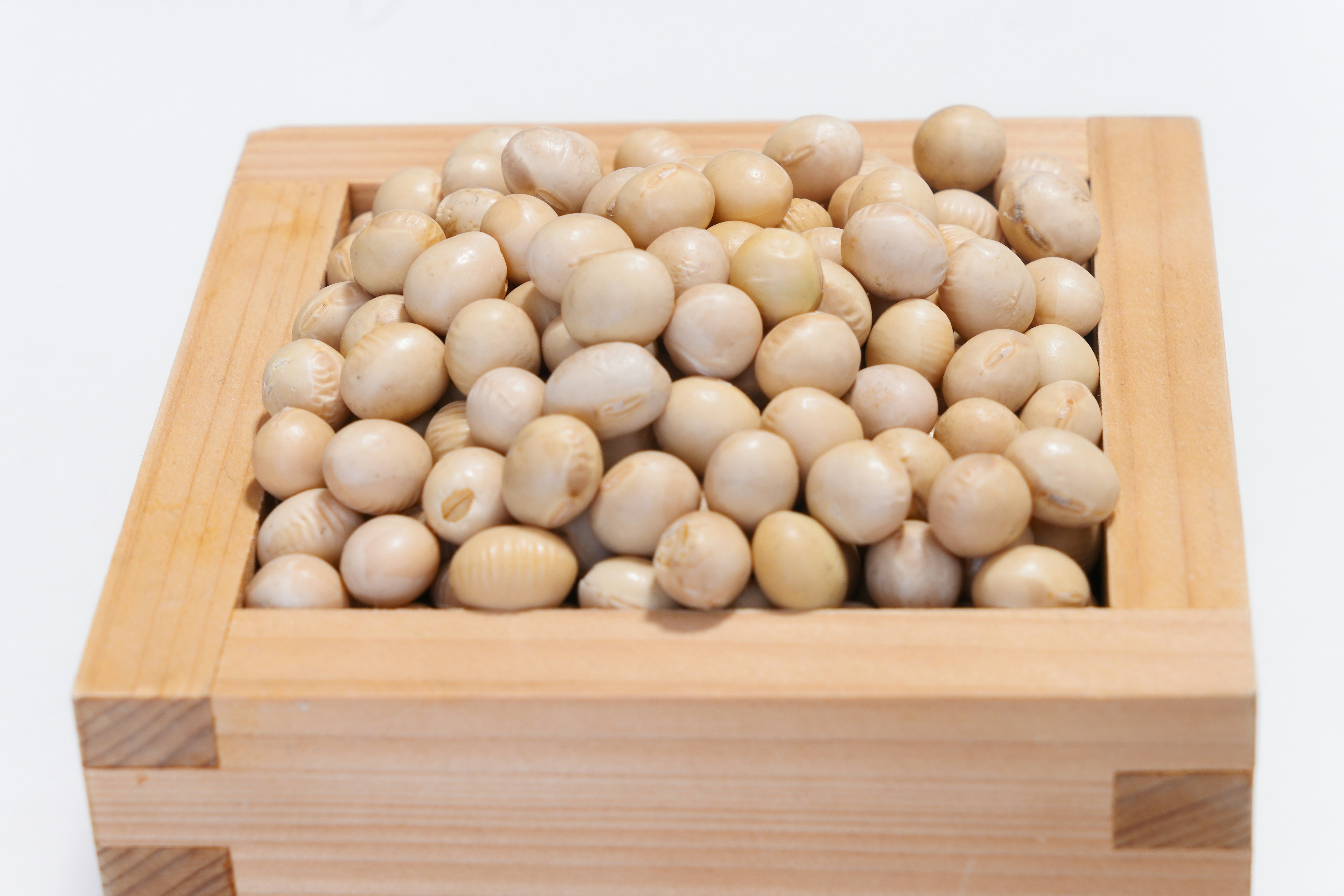 Una caja de madera llena de frijoles blancos