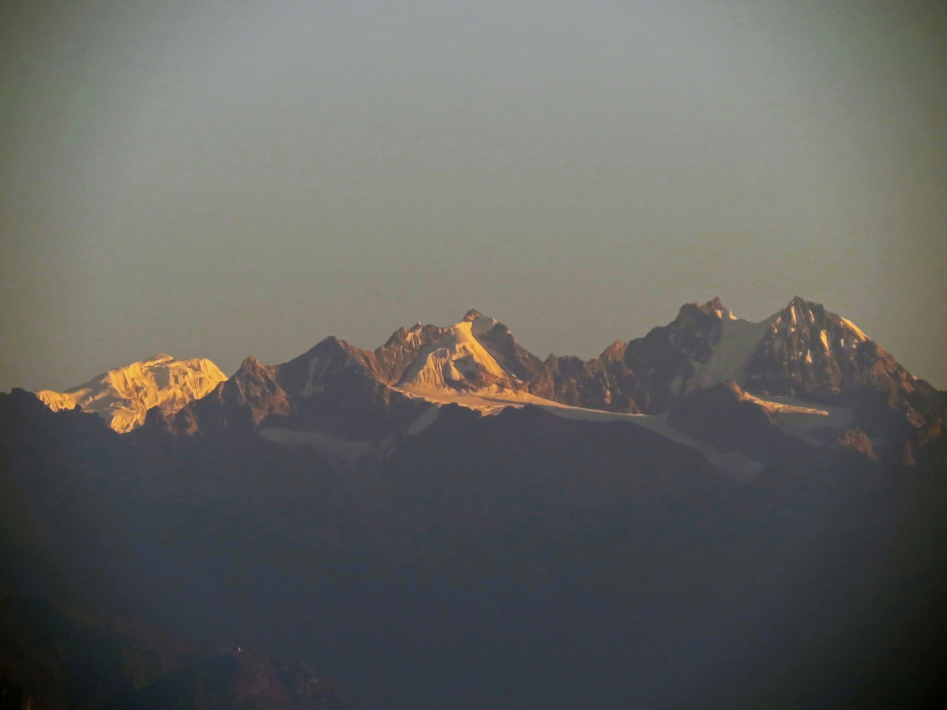 Sommets de montagnes avec de la neige au coucher du soleil