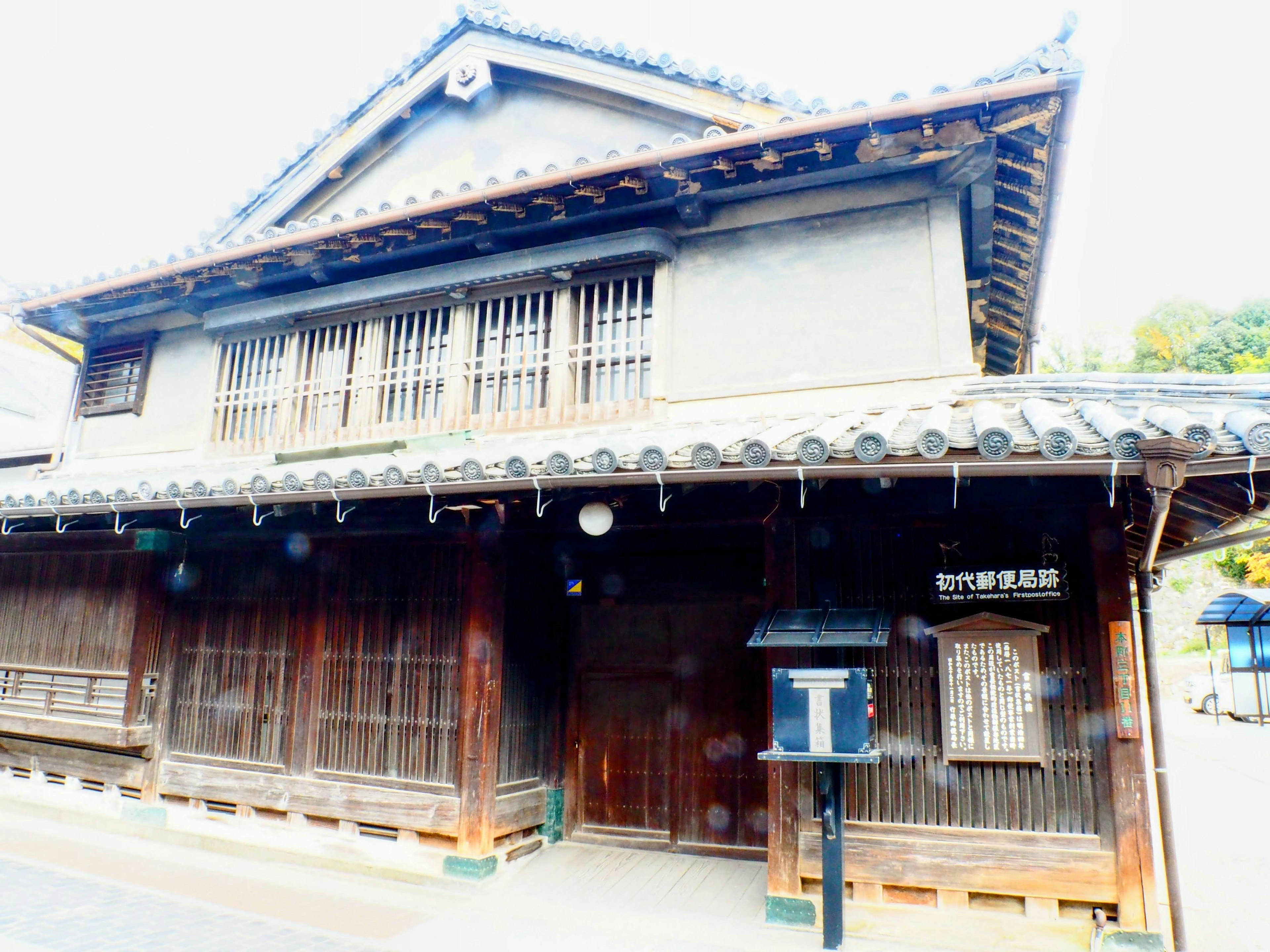 Äußeres eines traditionellen japanischen Holzhauses mit Ziegeldach und Gitterfenstern