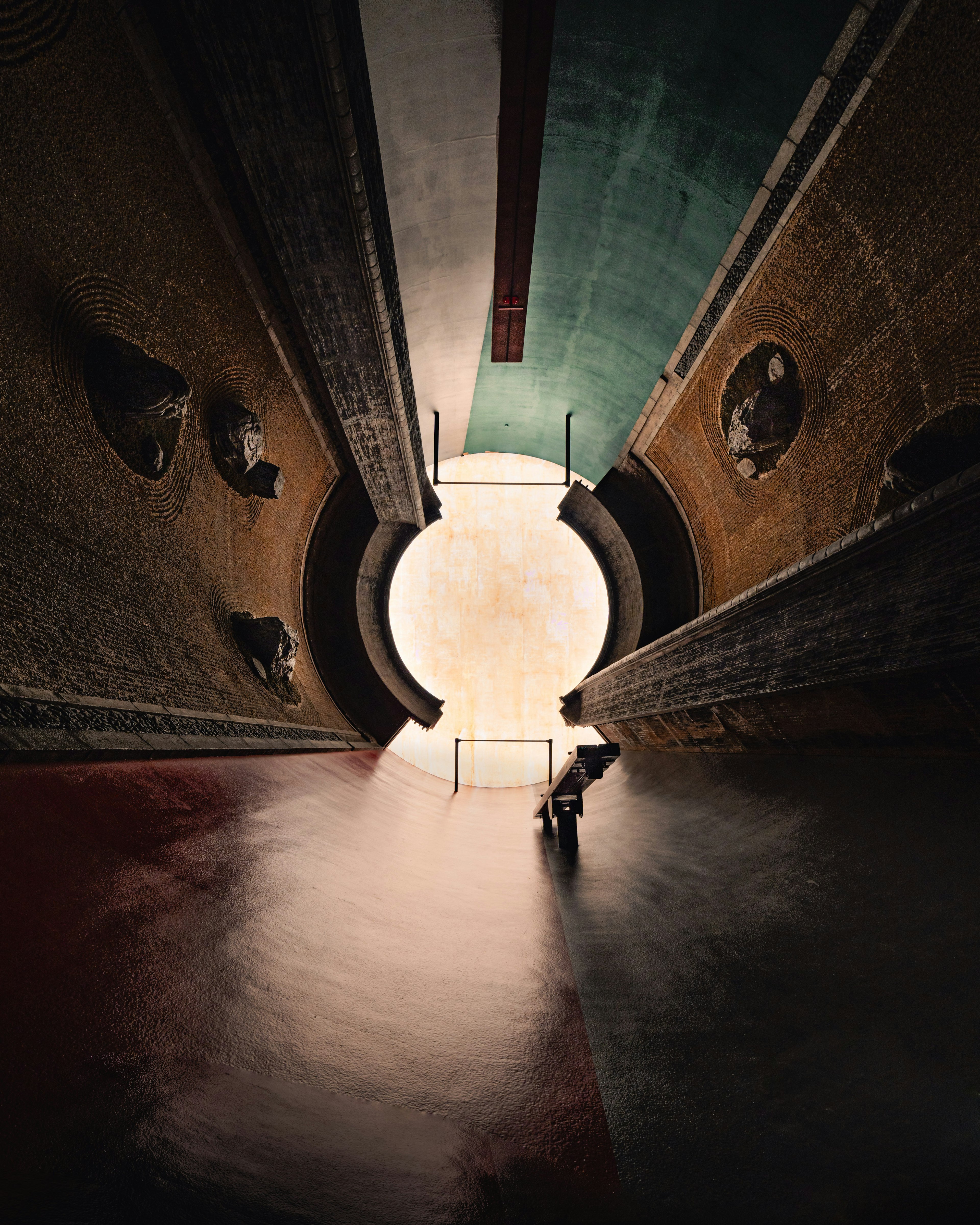 Vista desde el interior de una estructura circular que muestra un diseño moderno y colores contrastantes