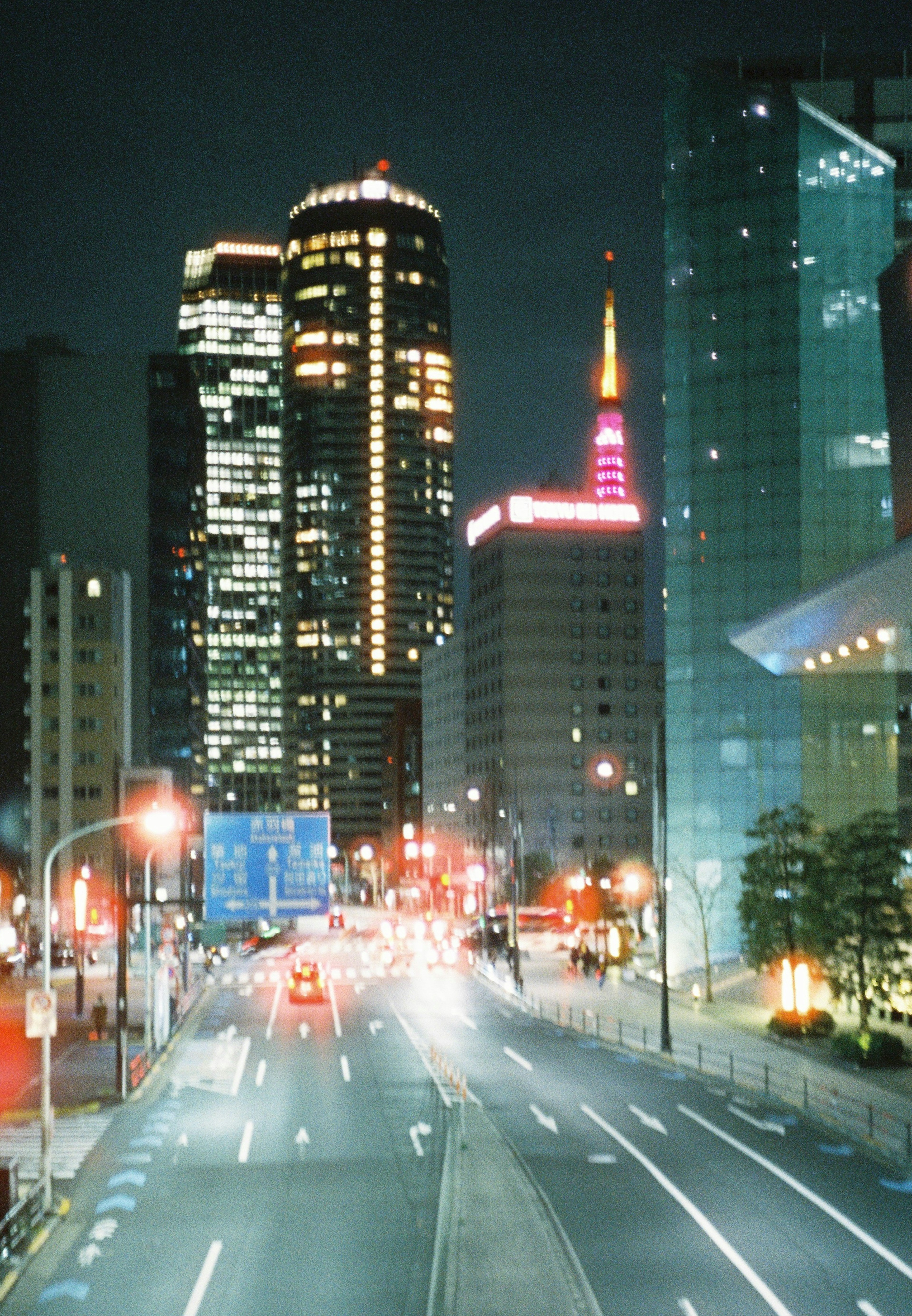 Paisaje urbano nocturno con rascacielos y luces de neón brillantes