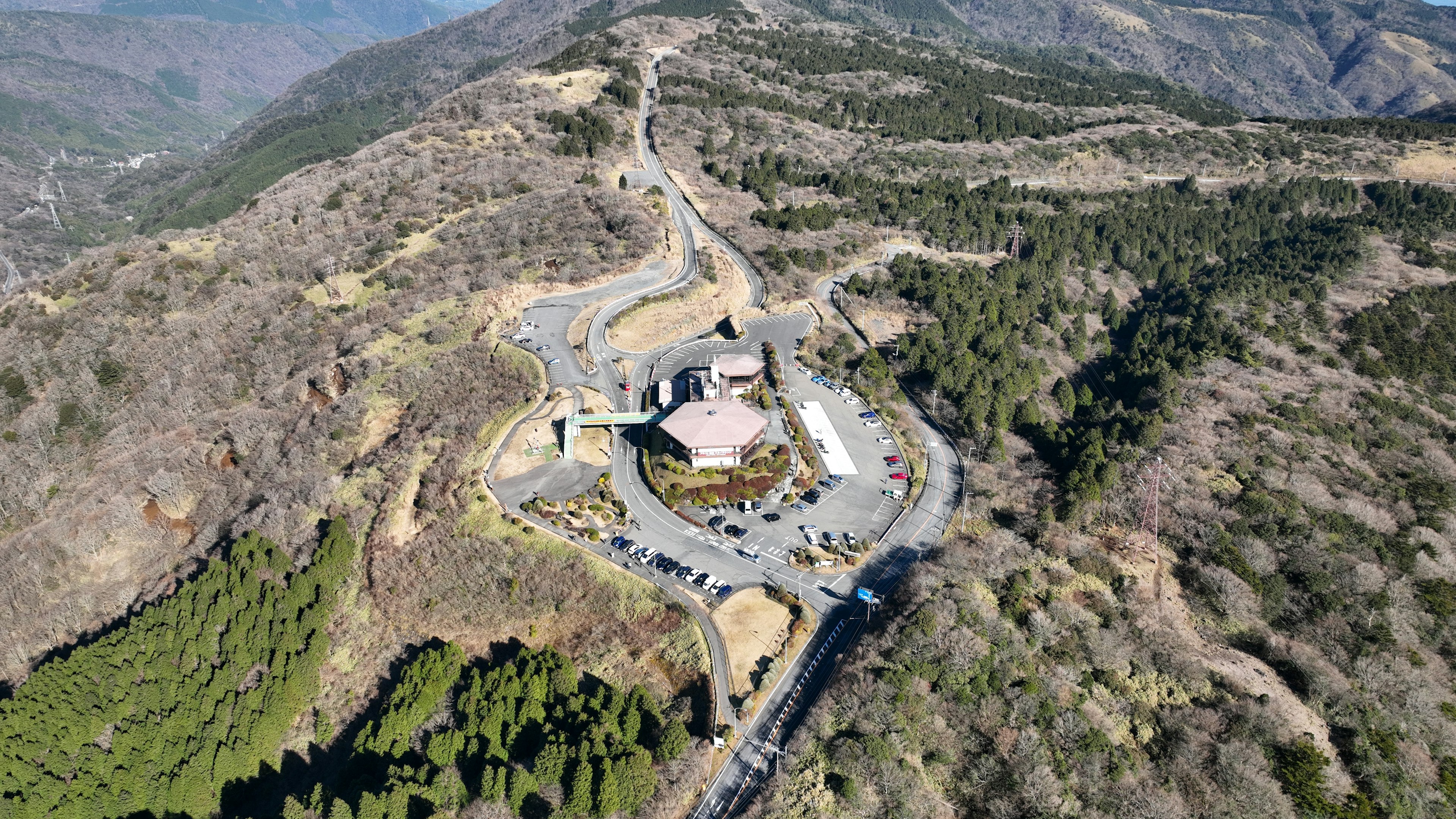 Luftaufnahme einer Straße und eines Gebäudes auf einem Berggipfel