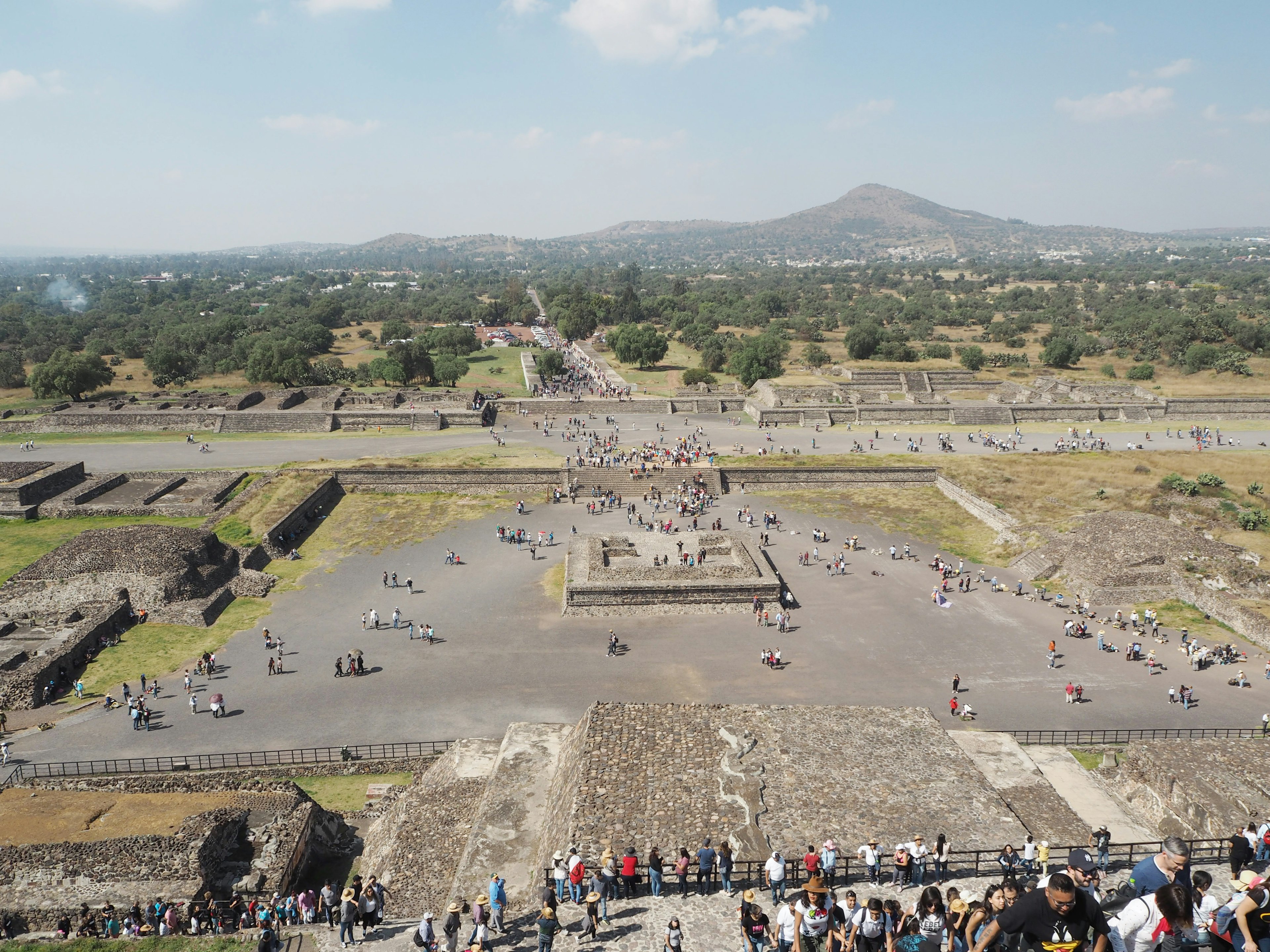 Pemandangan Piramida Matahari dan Piramida Bulan di Teotihuacan dengan pengunjung