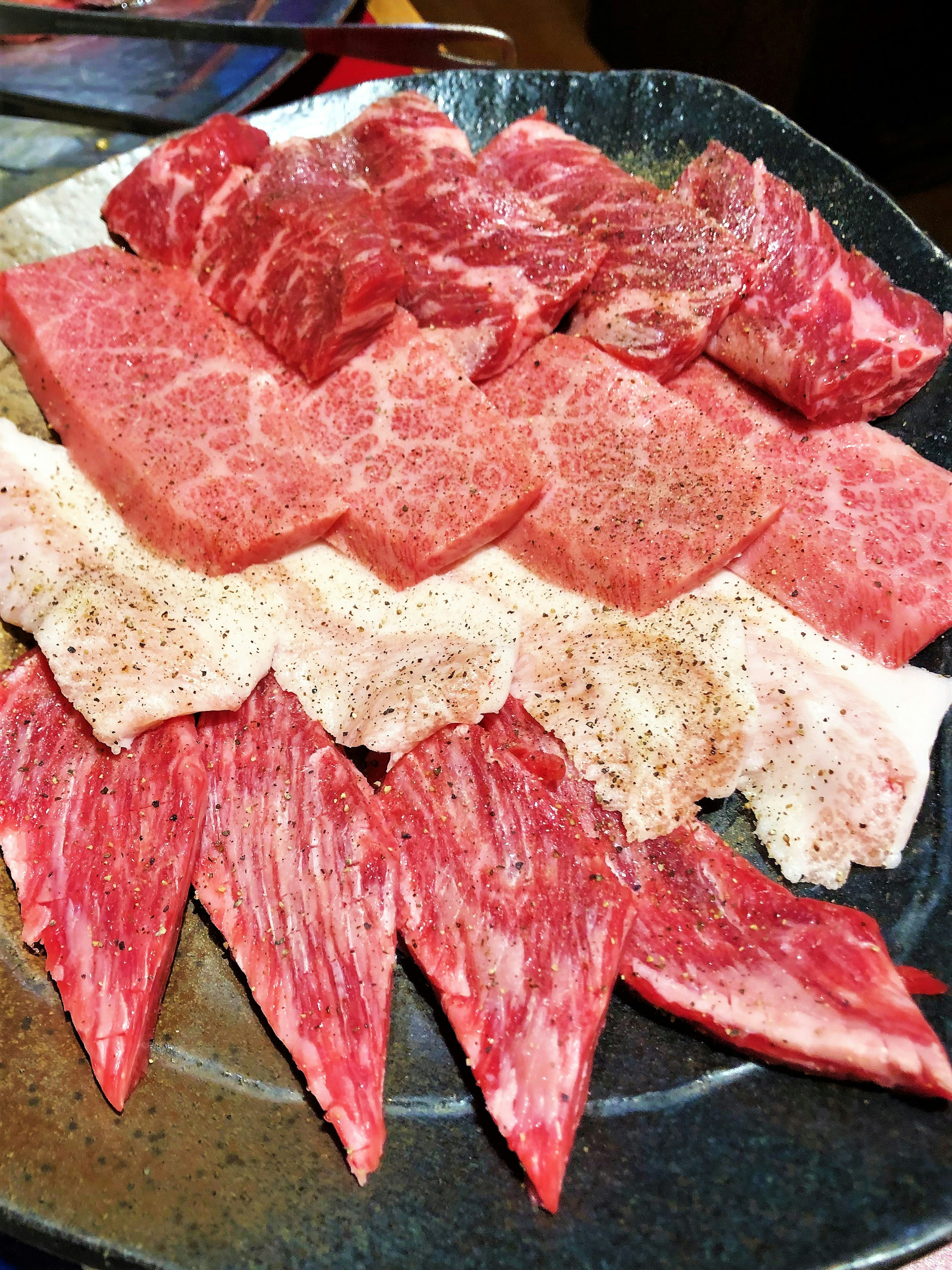 Sajian irisan daging Wagyu berwarna-warni di atas piring