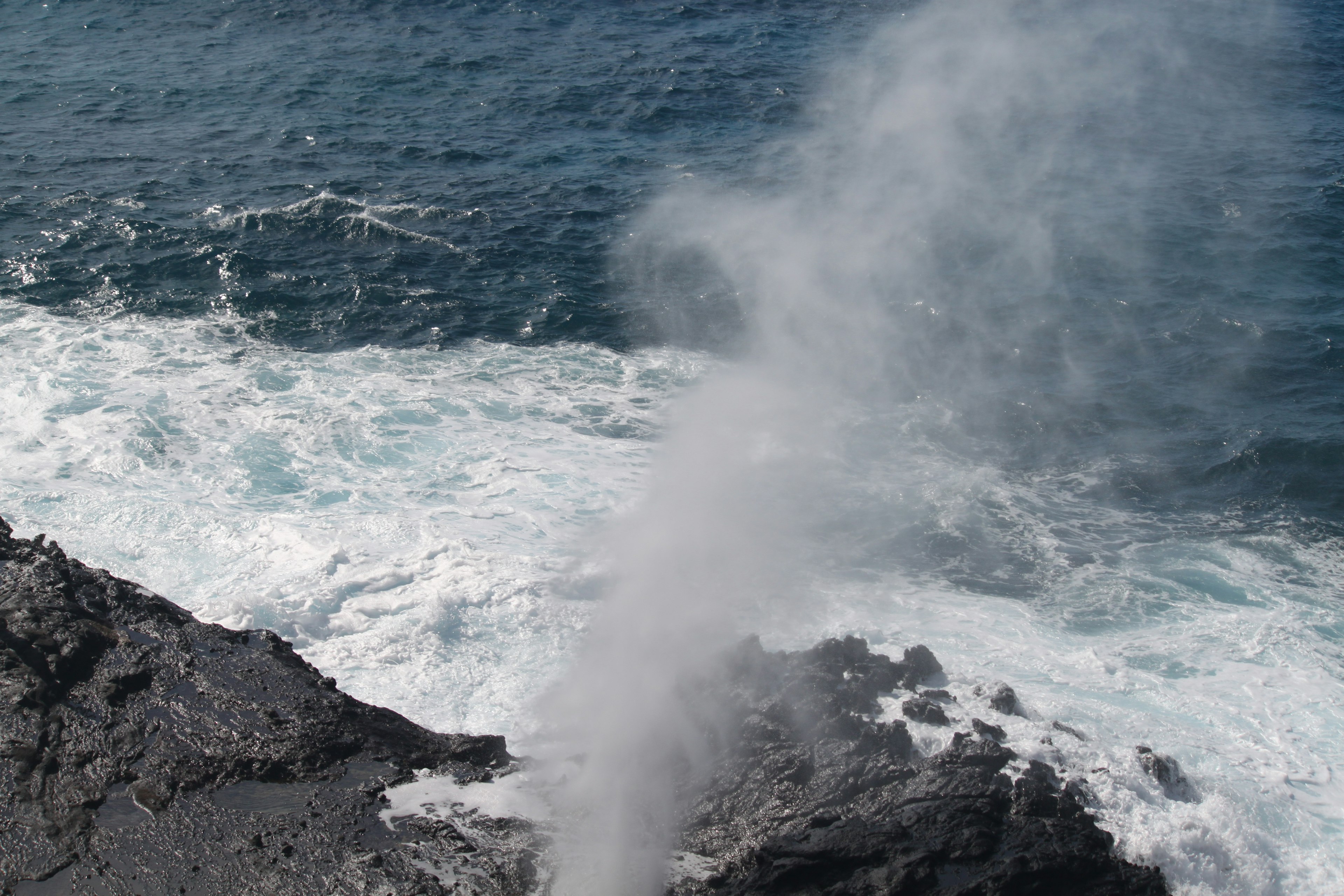 Vue de l'eau de mer et d'un geyser