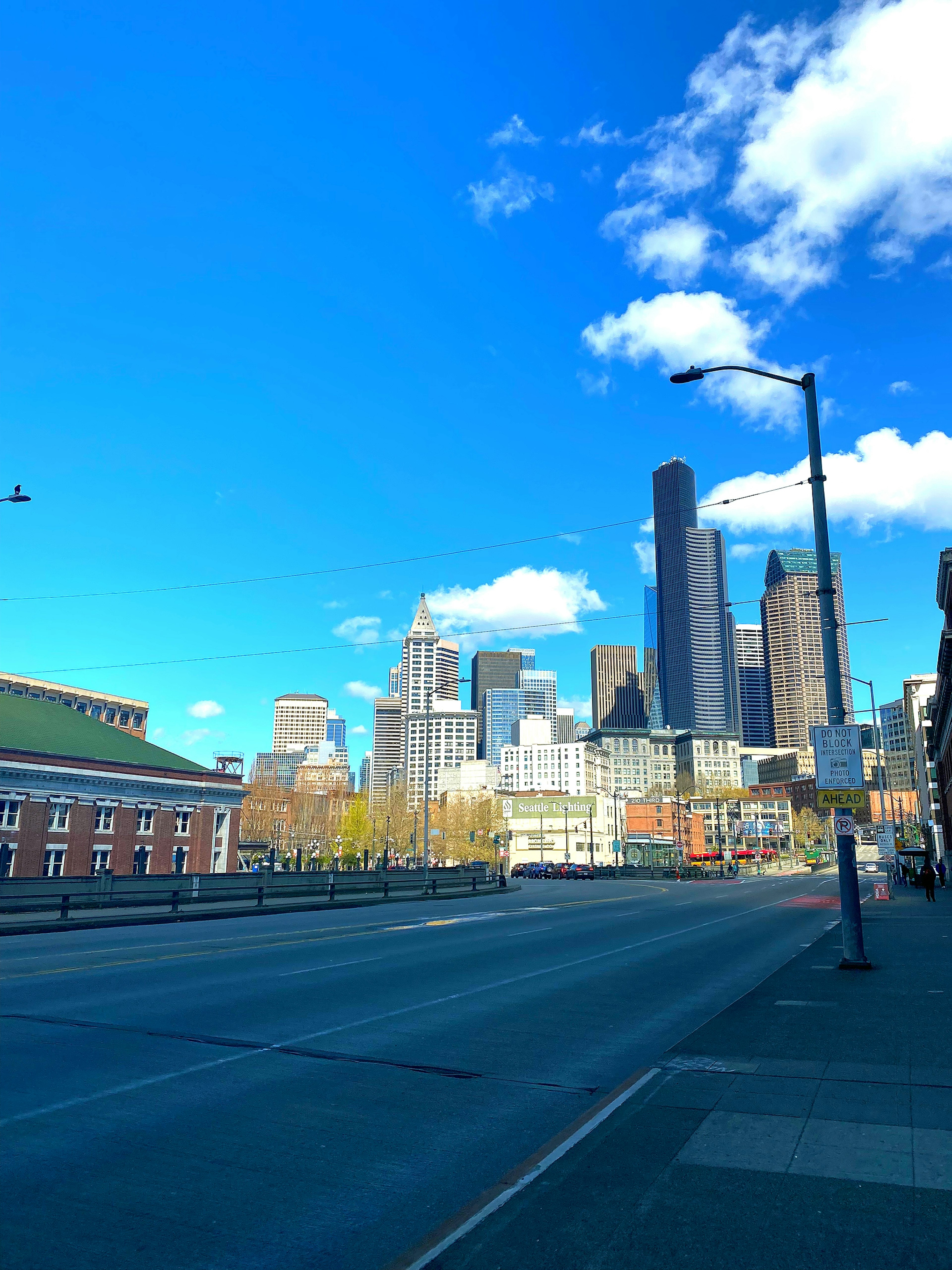 Skyline von Seattle mit hohen Gebäuden unter einem hellblauen Himmel