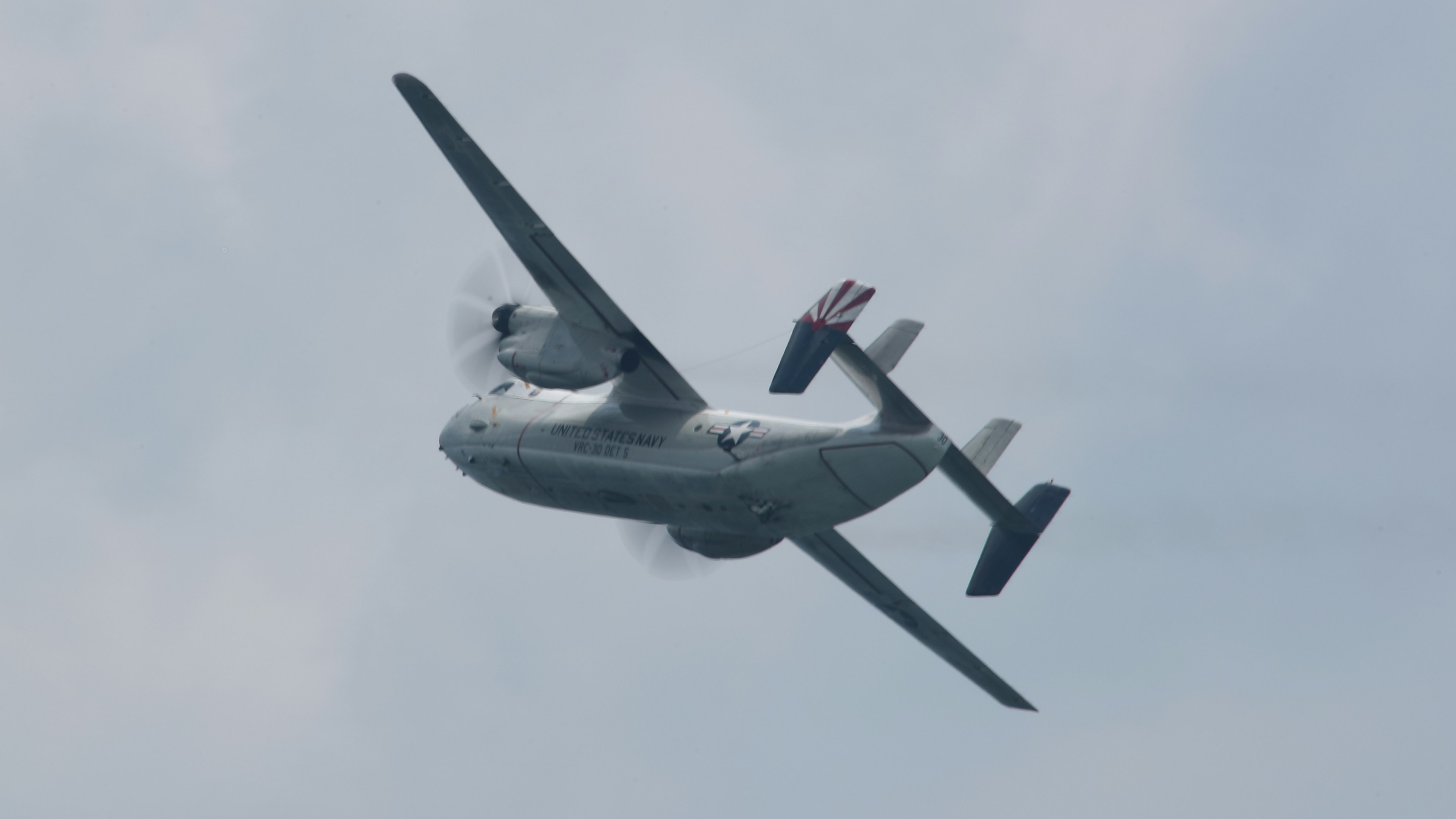 Avión volando en el cielo con hélices