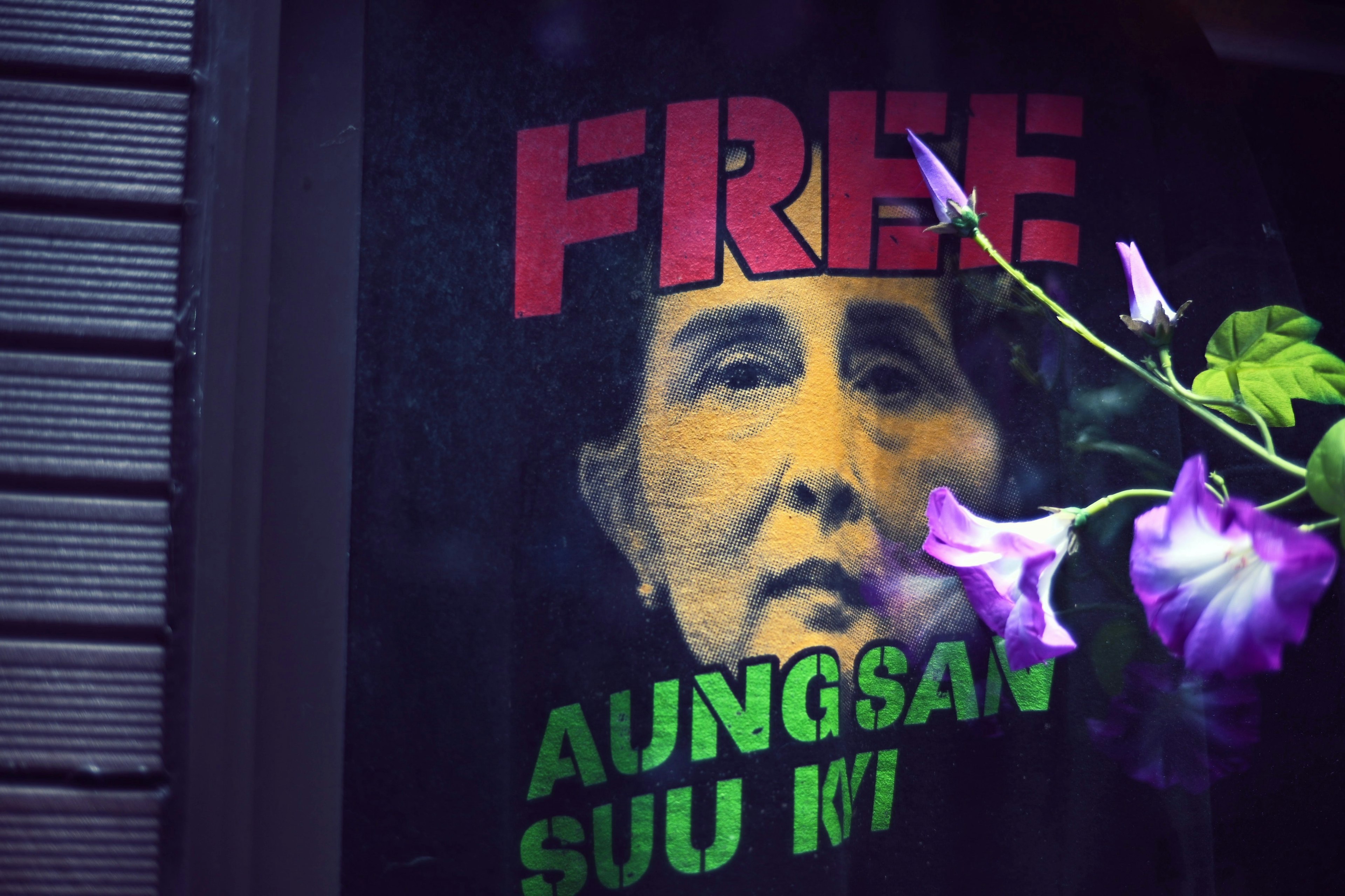 Portrait d'Aung San Suu Kyi avec le message LIBÉREZ