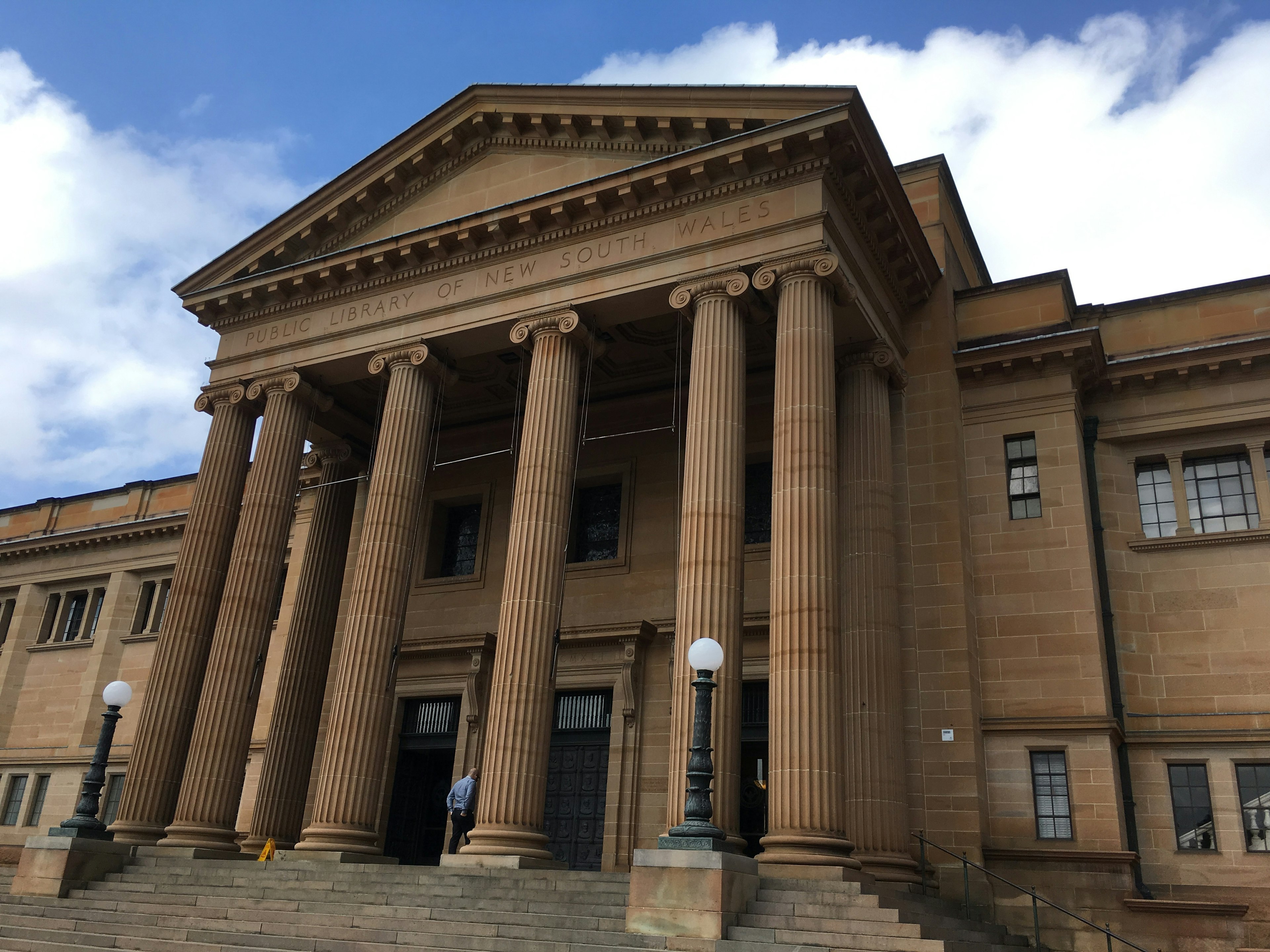 Fachada de un edificio histórico con grandes columnas