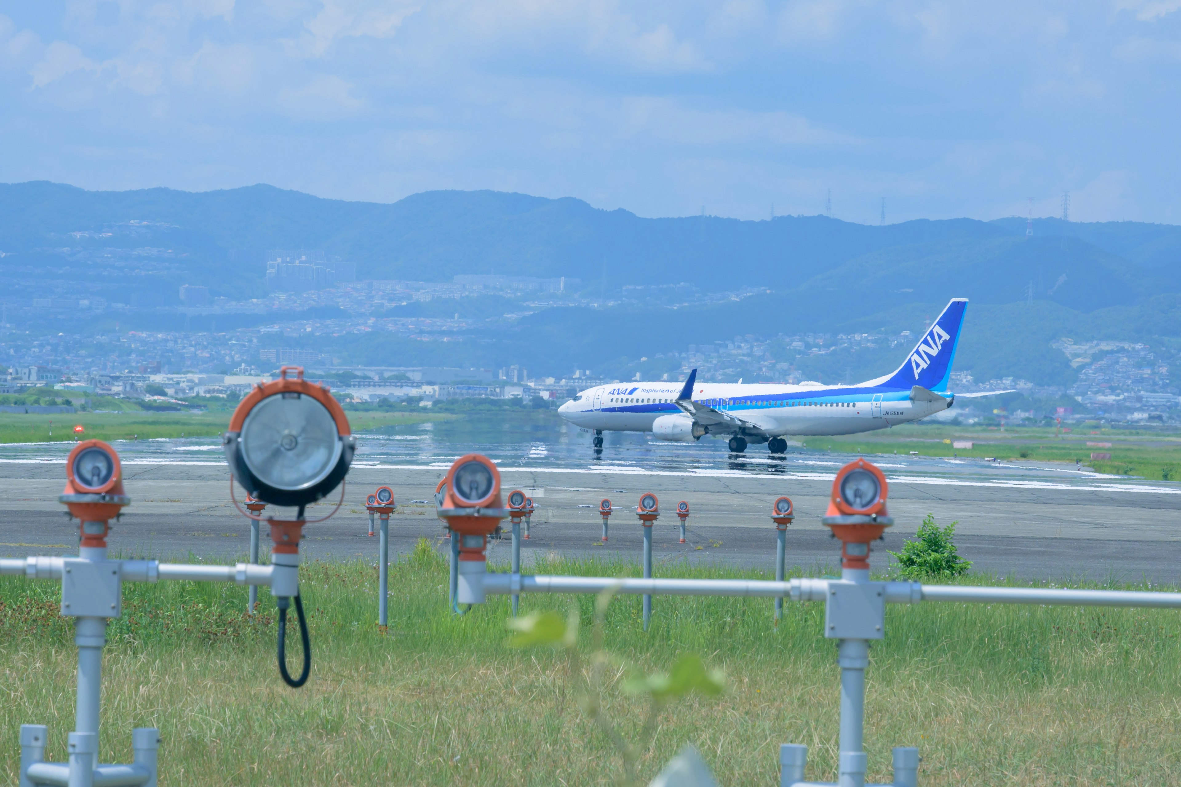 滑走路で離陸する航空機と滑走路灯