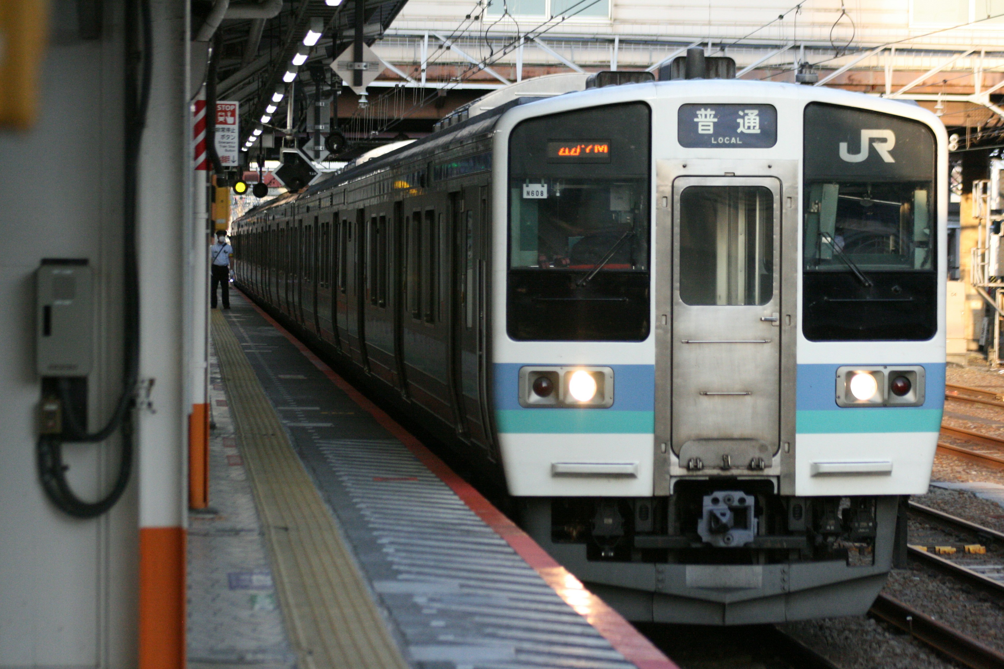 Kereta JR berhenti di stasiun