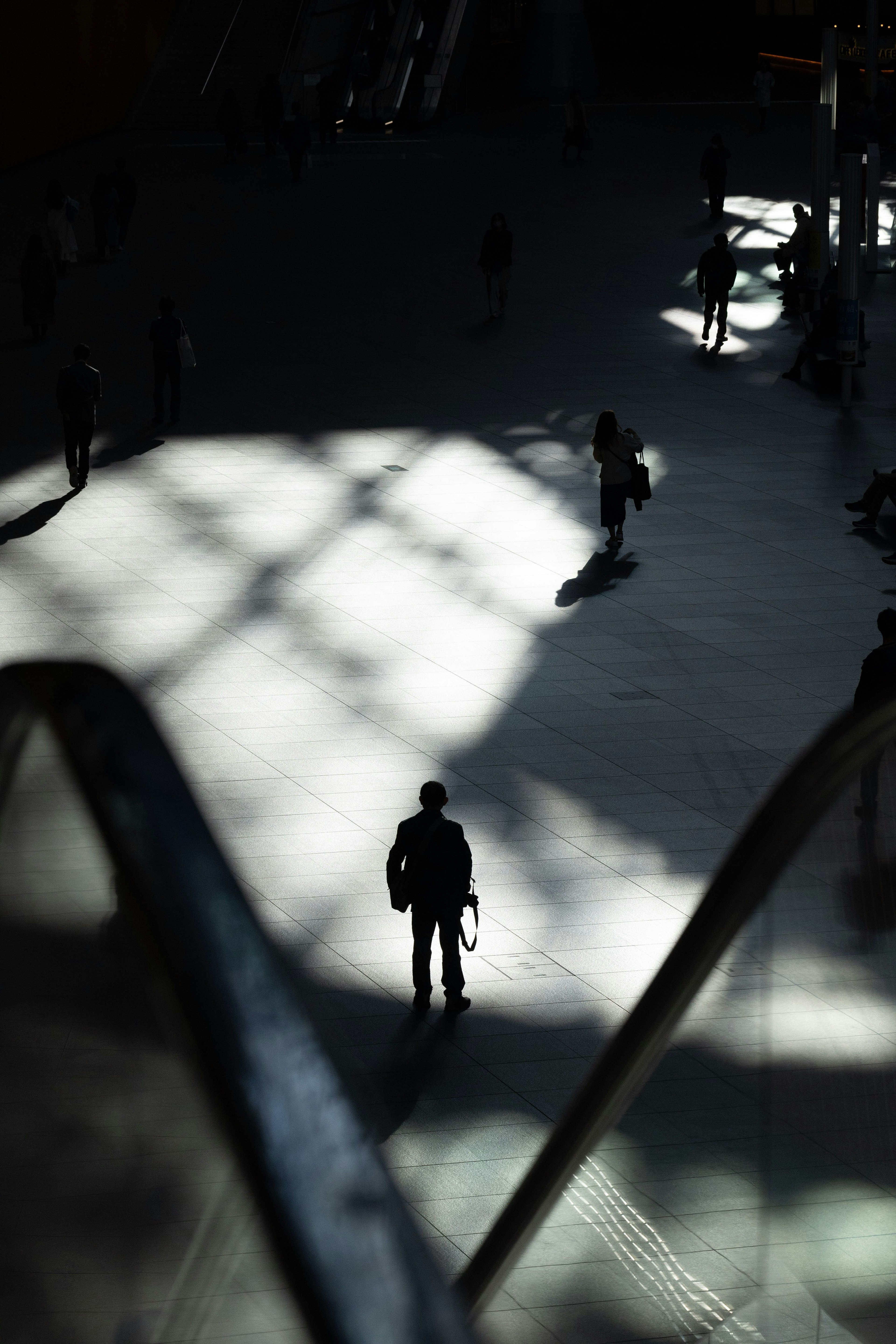 Städtische Szene mit auffälligen Licht- und Schattenkontrasten Menschen, die gehen