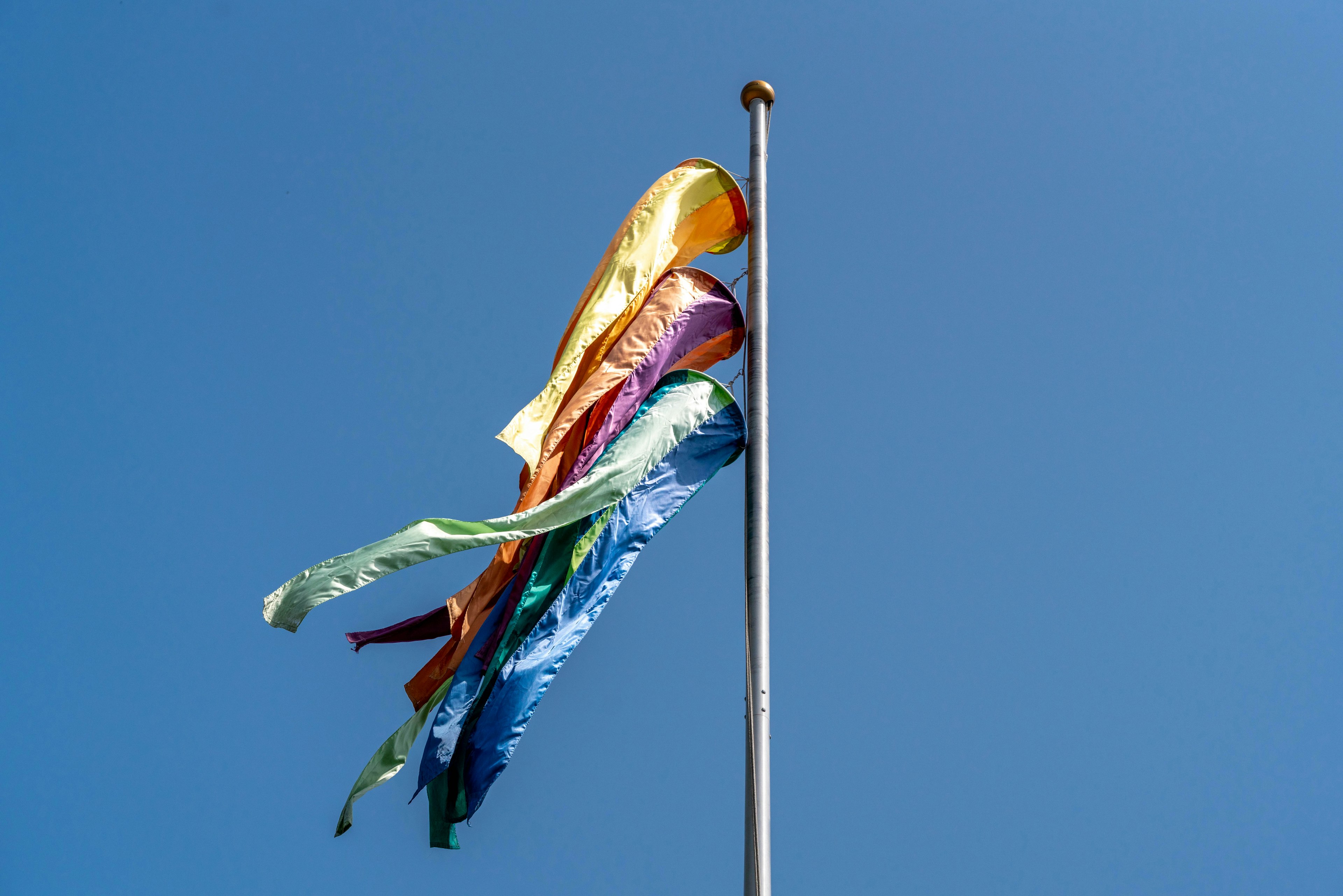 Banderas coloridas ondeando contra un cielo azul