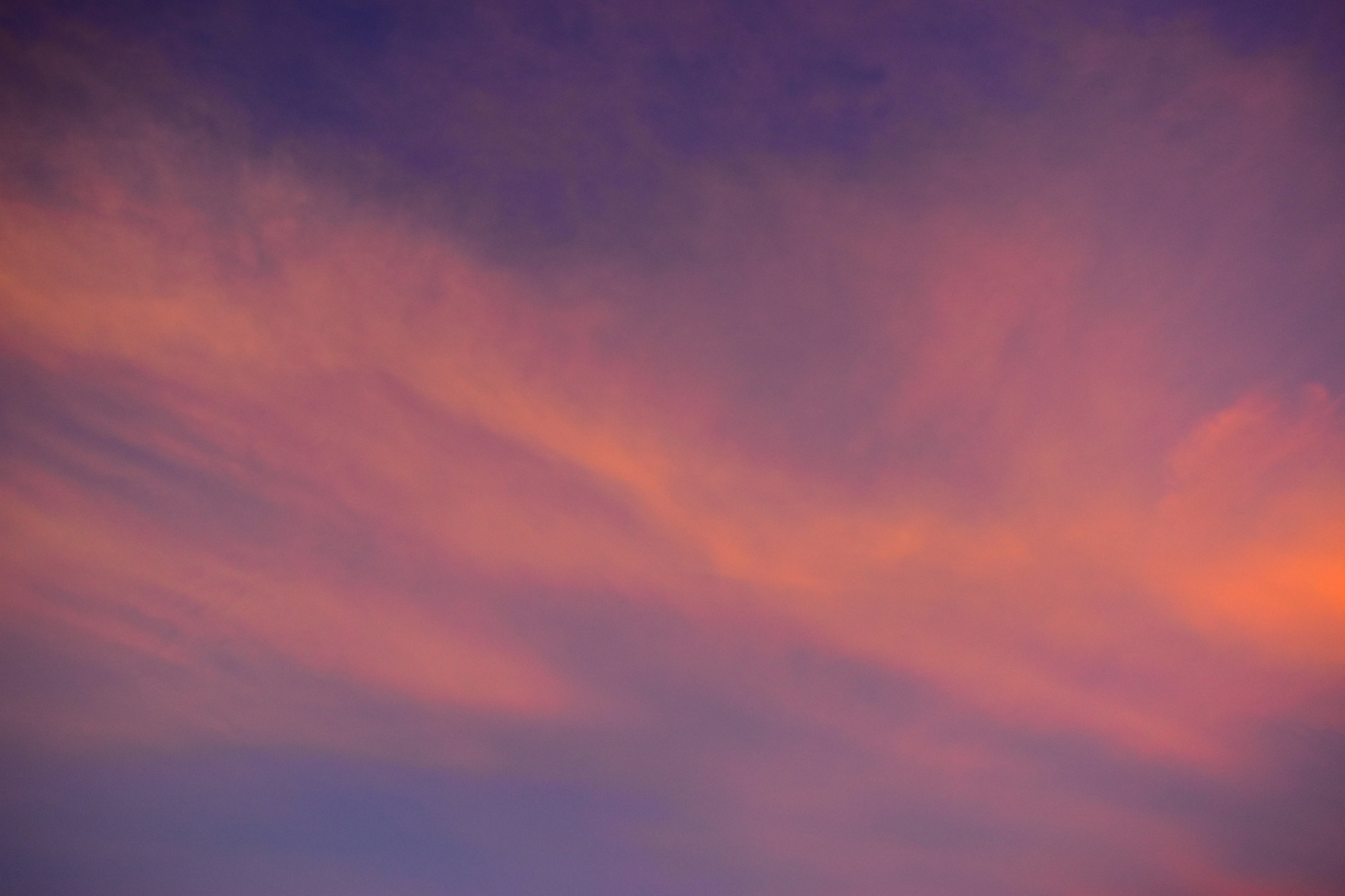 Langit senja dengan warna cerah dan awan mengalir