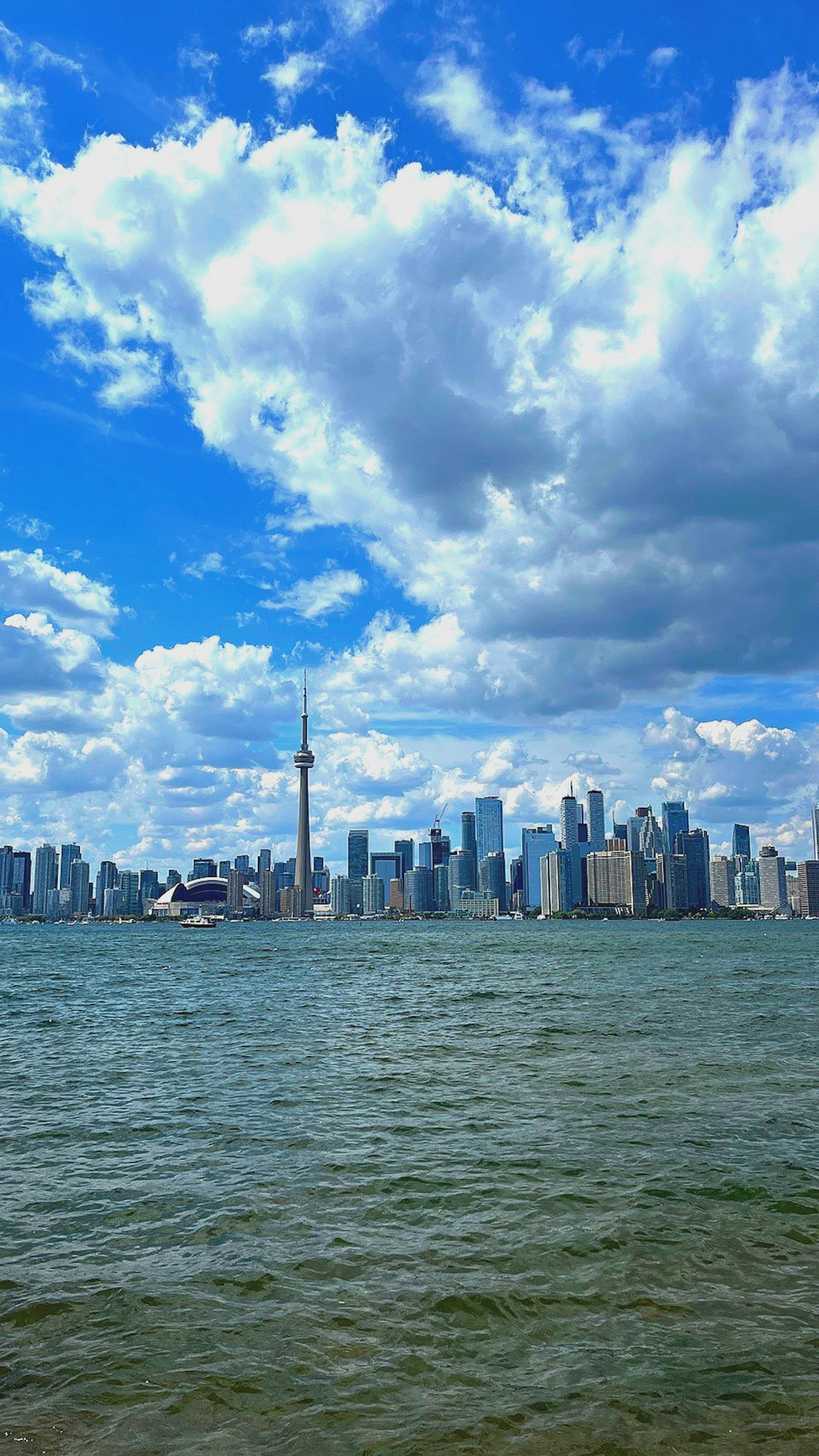 Vista panoramica dello skyline di Toronto con cielo blu e nuvole