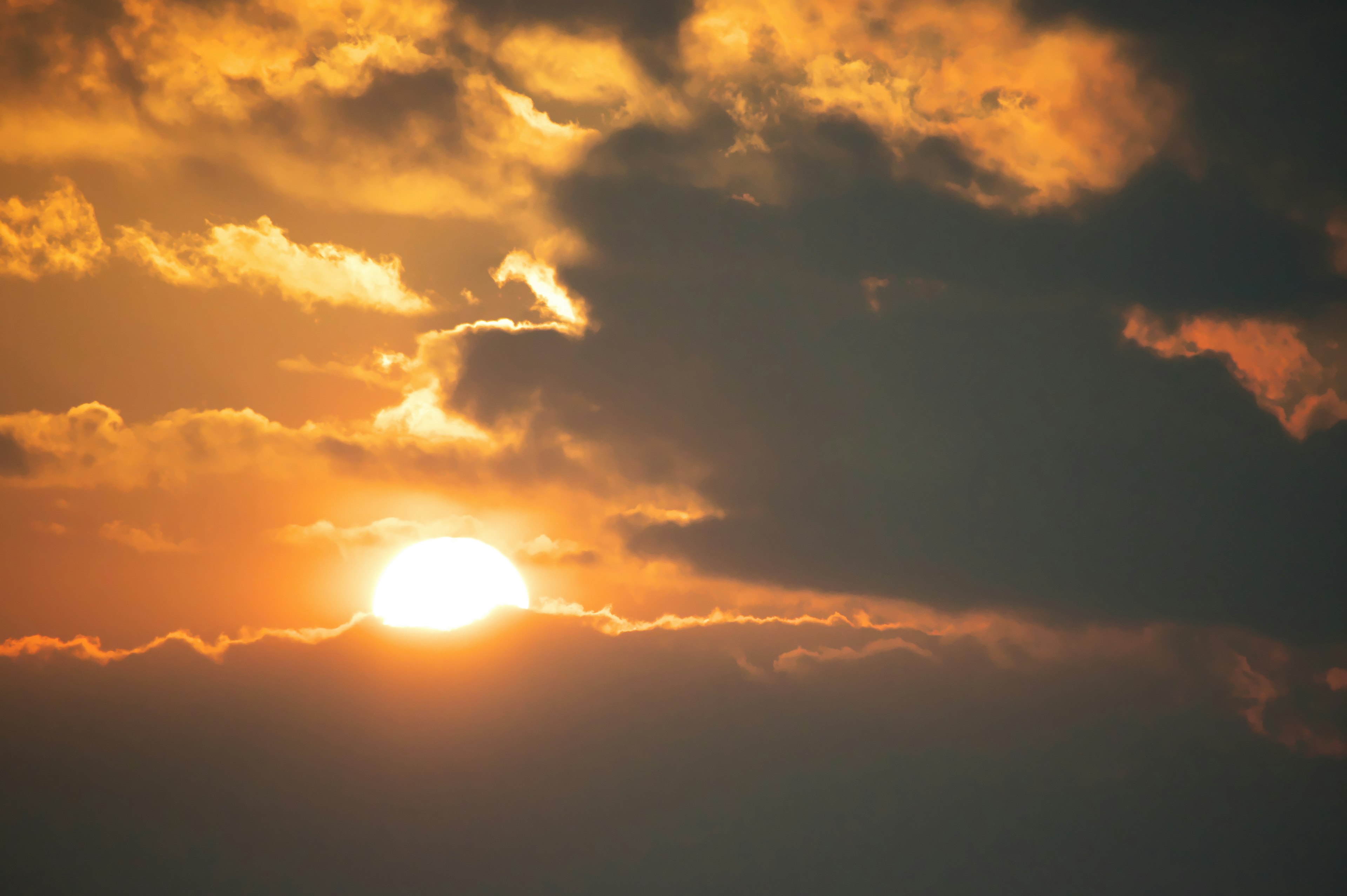 Schöner Sonnenuntergang, der durch die Wolken scheint