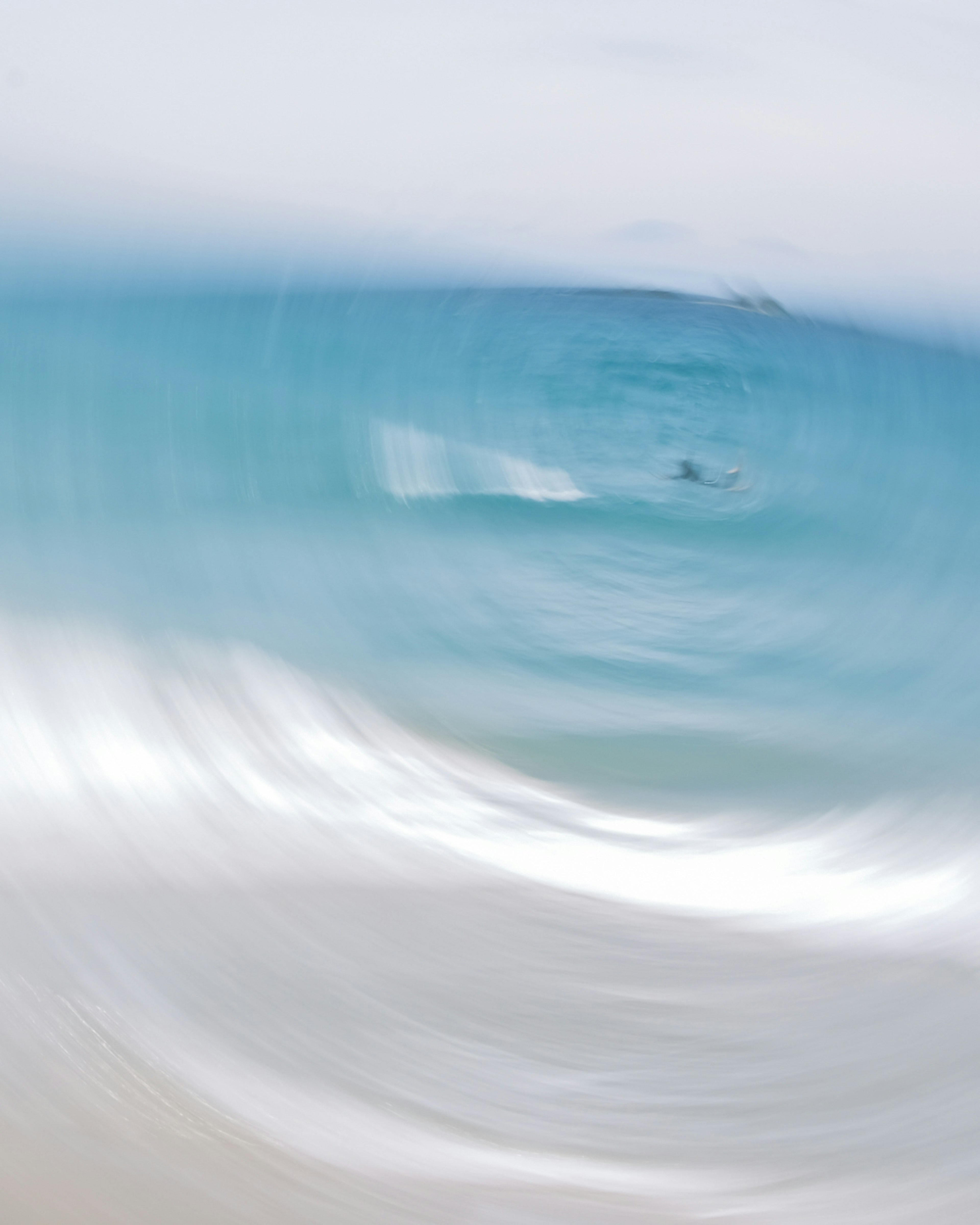 青い海と波の流れが美しい抽象的な風景