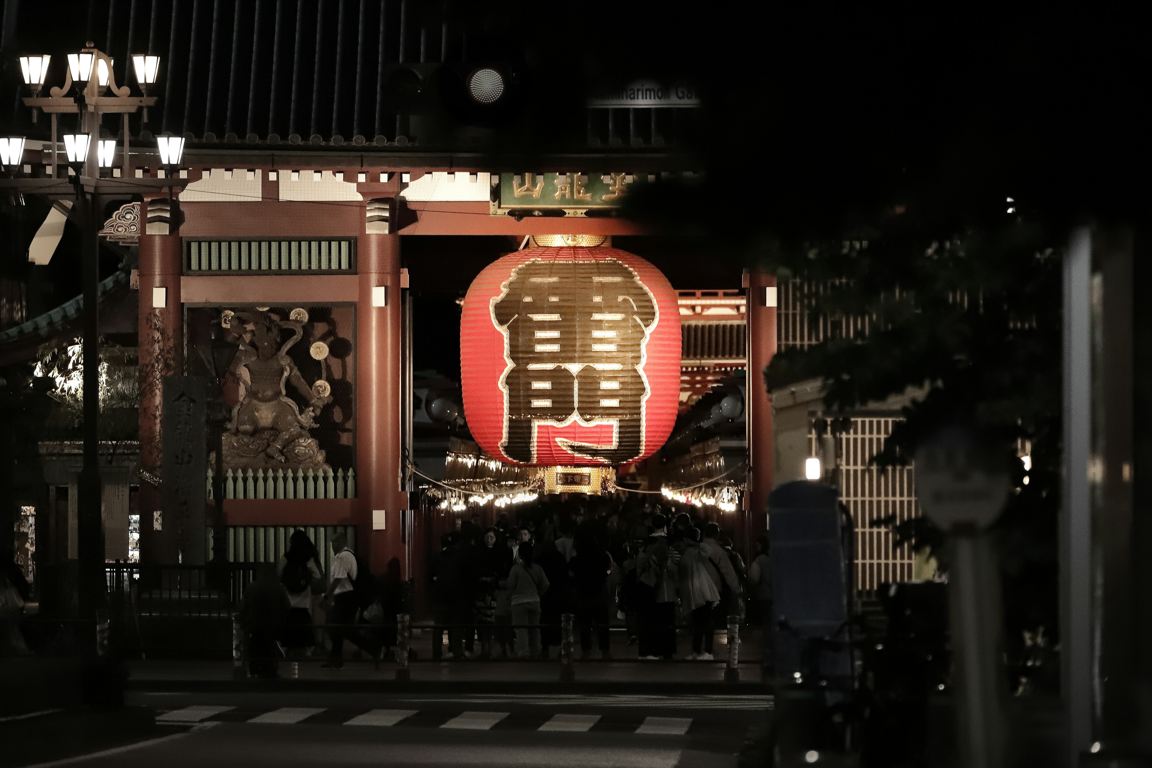 夜の雷門の大提灯と人々の群れ