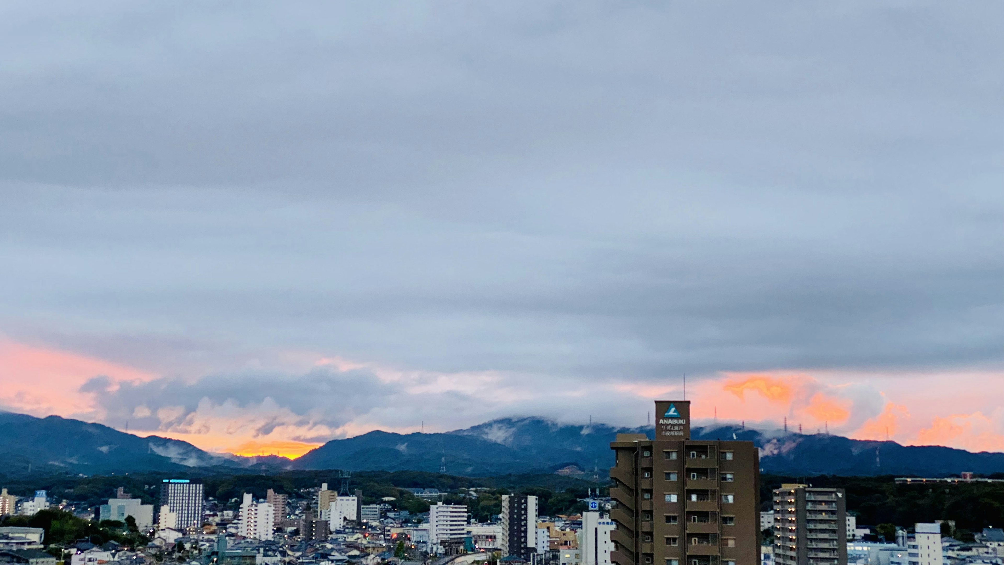 日落时的城市天际线与山脉