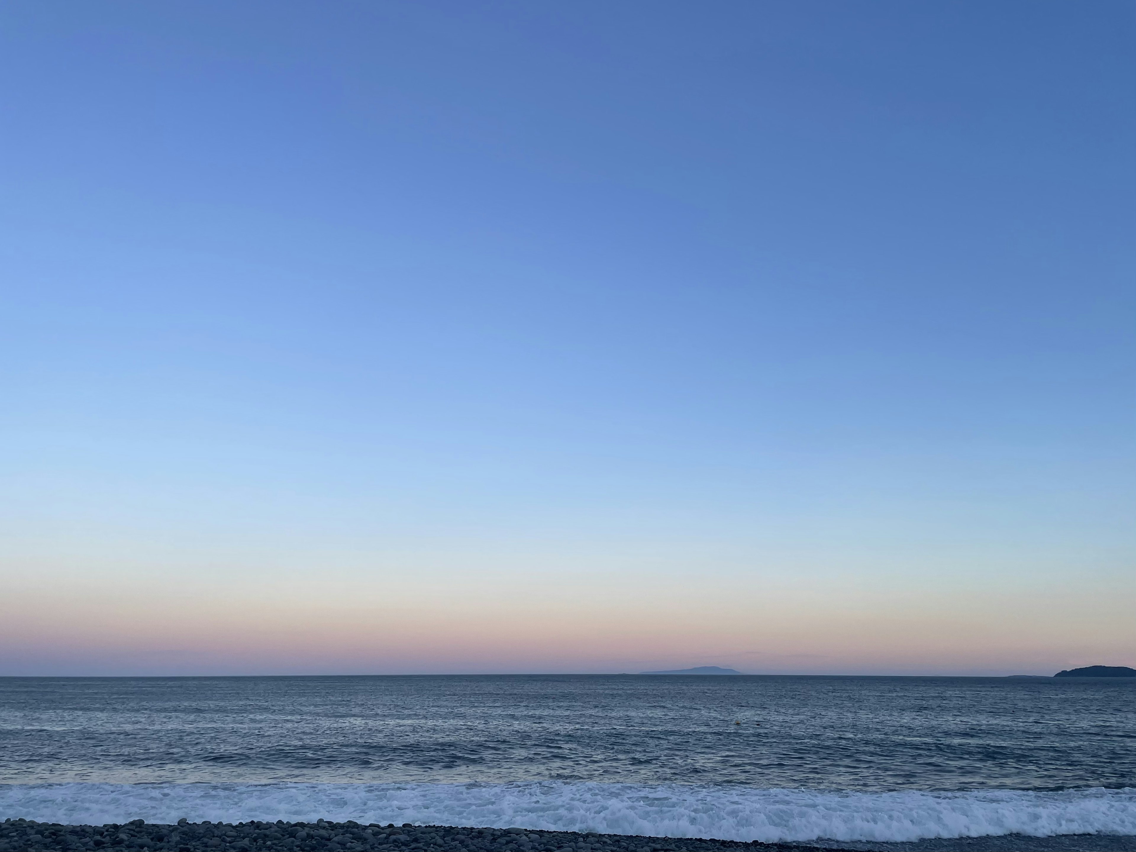 穏やかな海と空のグラデーションが広がる風景