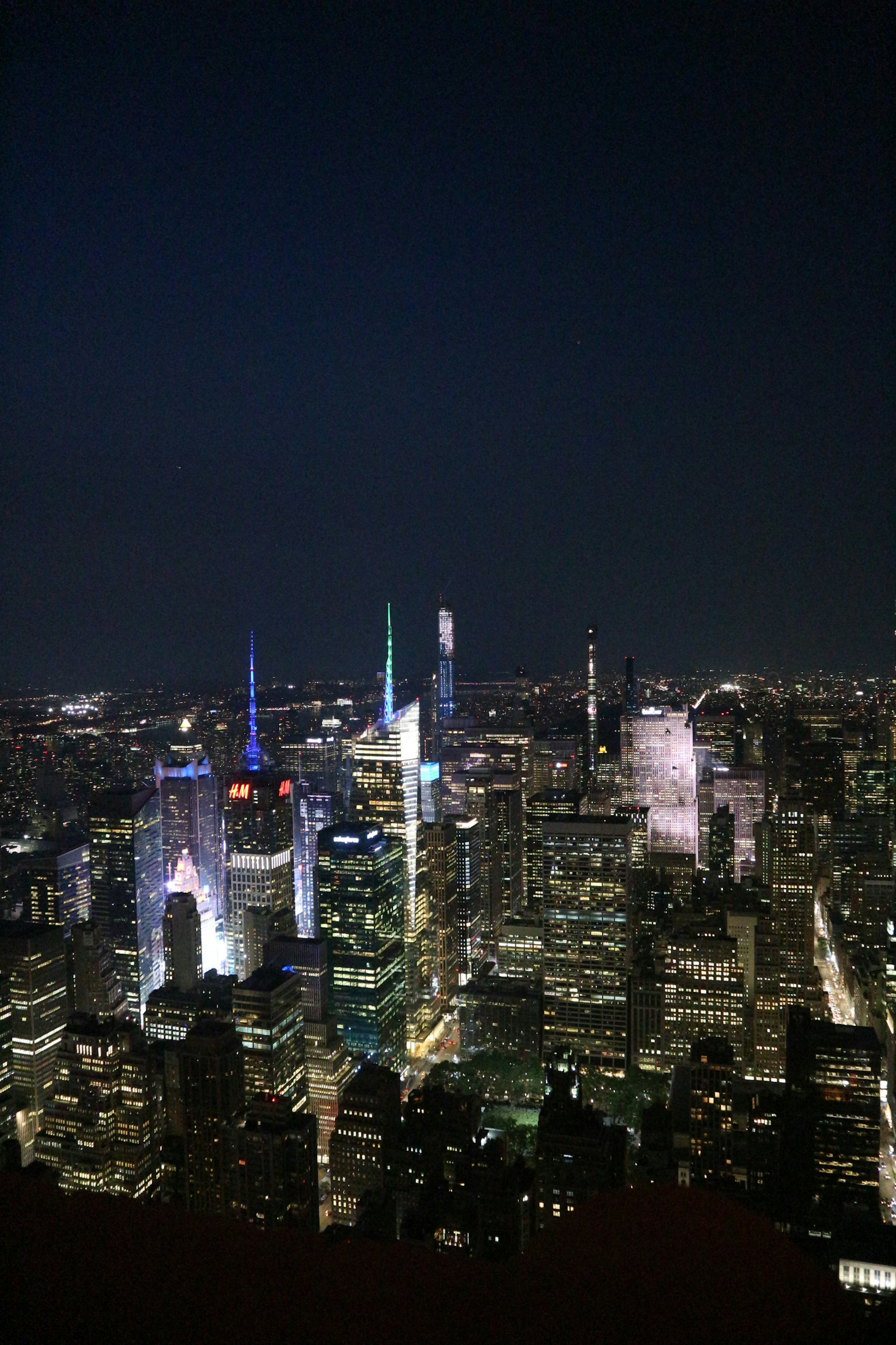 Atemberaubende Aussicht auf die Wolkenkratzer von New York bei Nacht