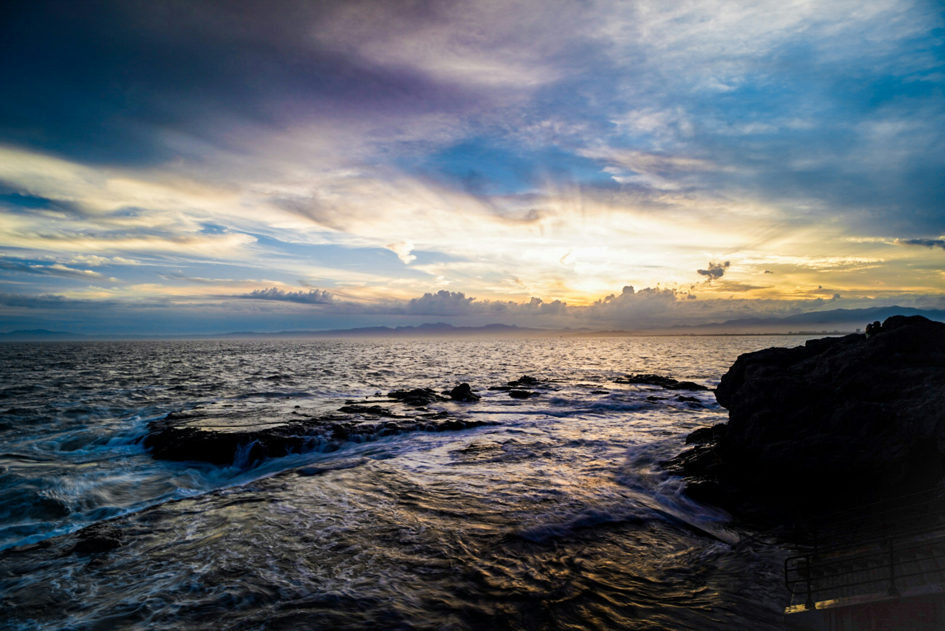 海の景色と青い空の美しい夕日