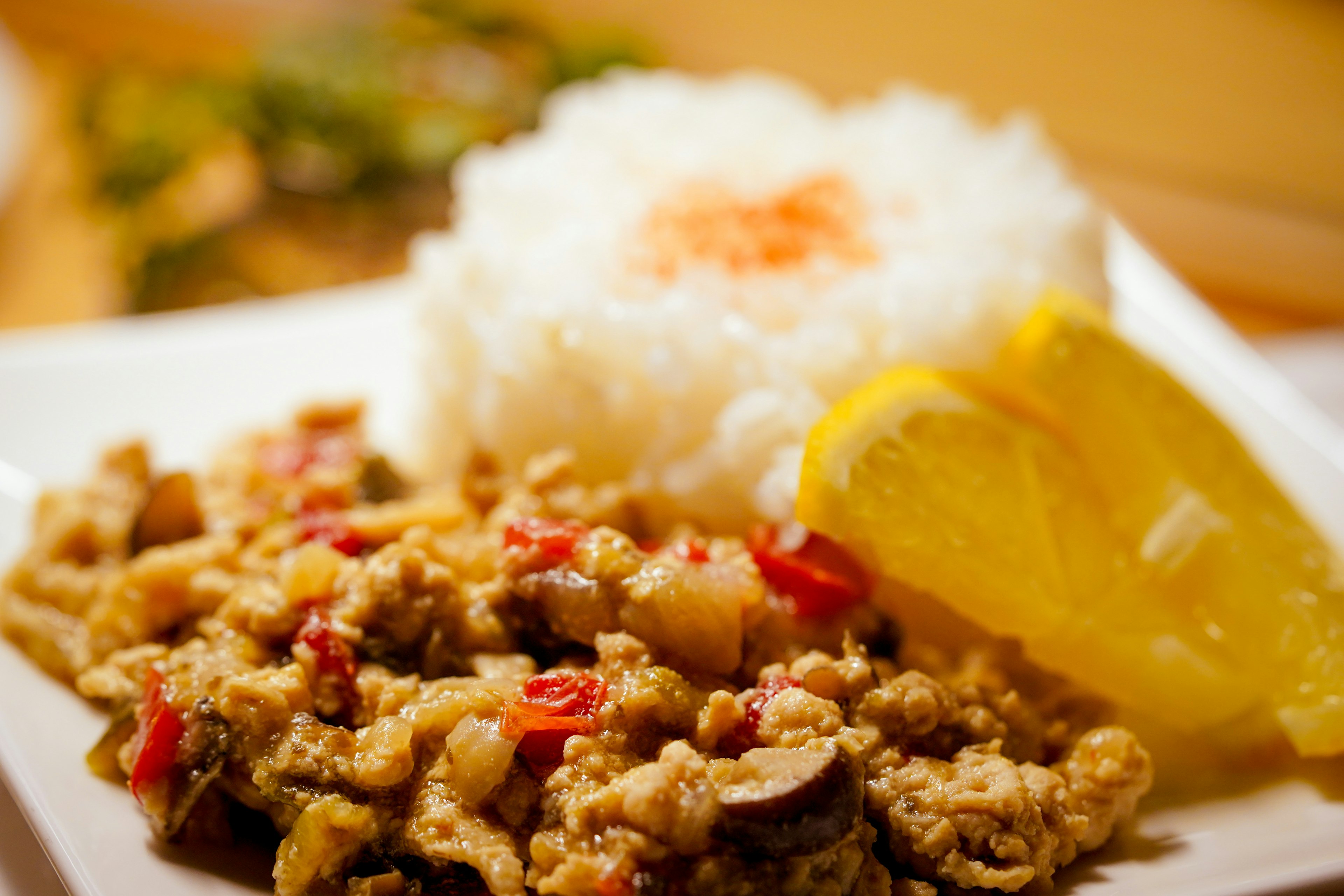 Poulet sauté servi avec du riz blanc et des tranches de citron