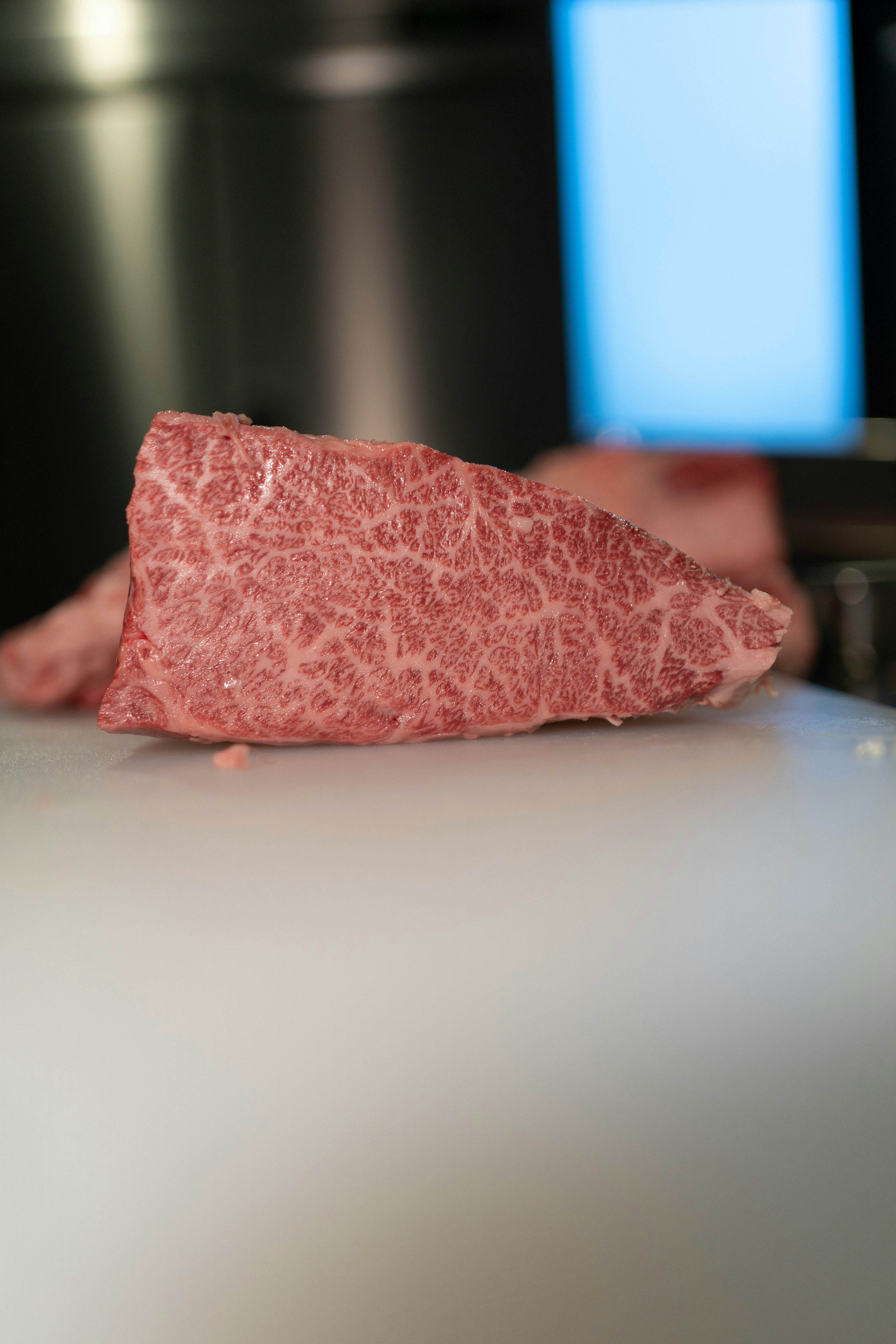 Primer plano de carne de res Wagyu marmoleada sobre una tabla de cortar