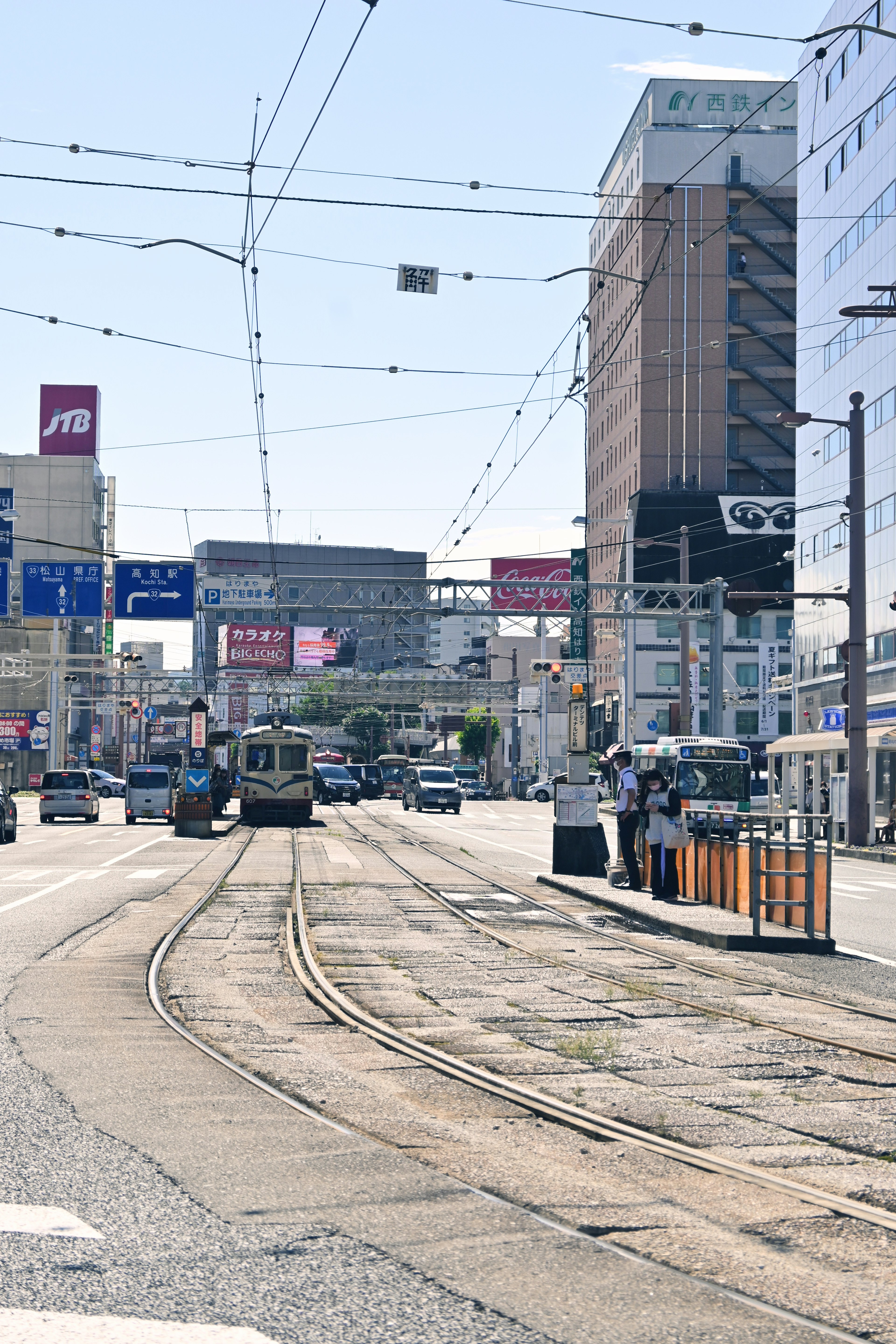 Calle de la ciudad con vías de tranvía y edificios