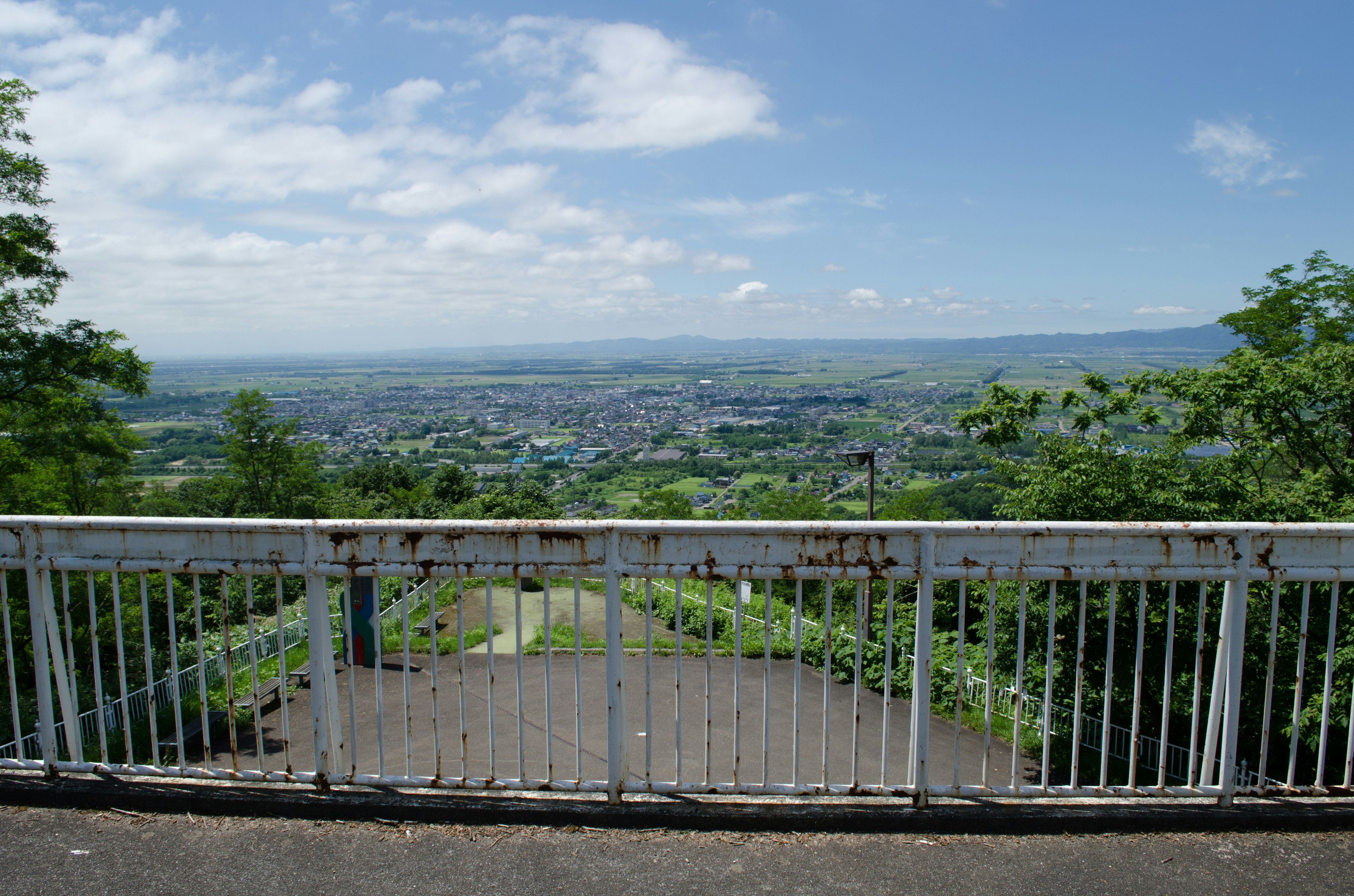 青空と緑の景色を背景にした展望台の風景