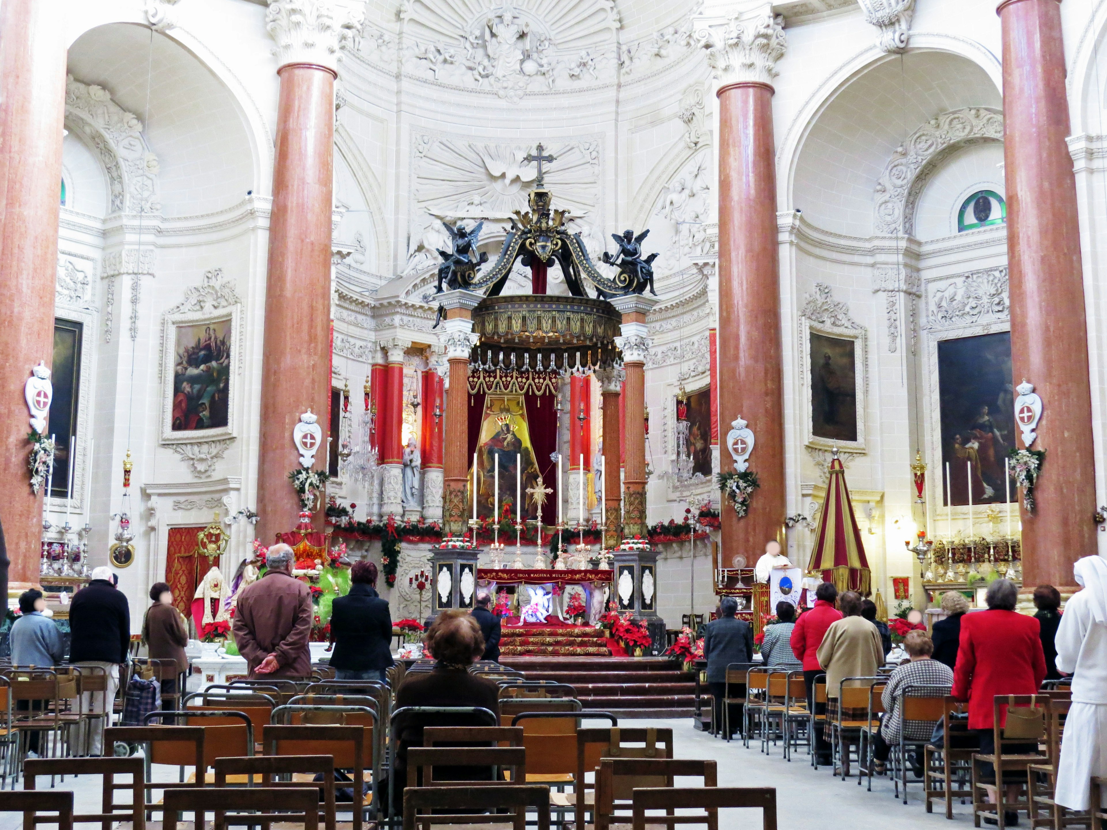 Innenraum einer Kirche mit versammelten Menschen majestätischer Altar und Dekorationen