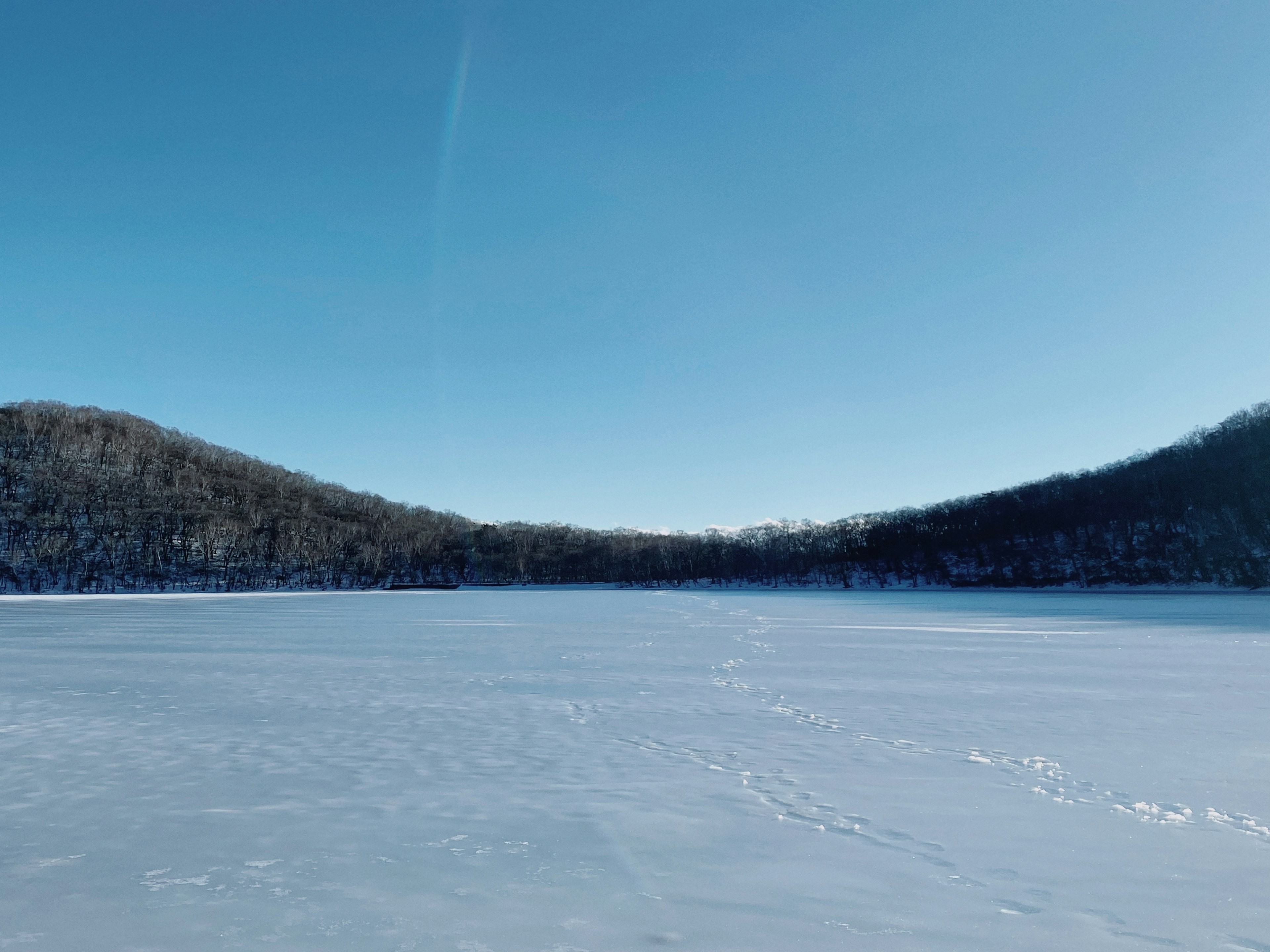 雪に覆われた湖と青い空の風景