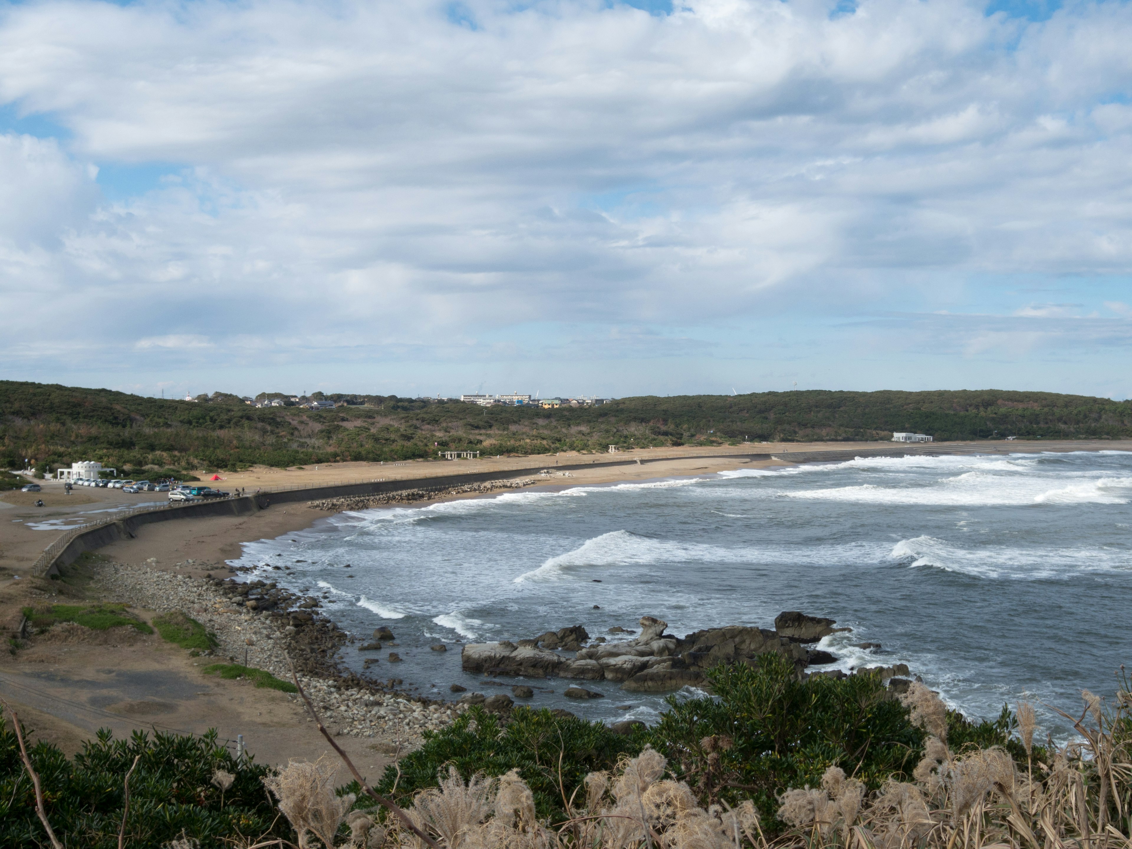 Pemandangan pantai dengan ombak yang menghantam