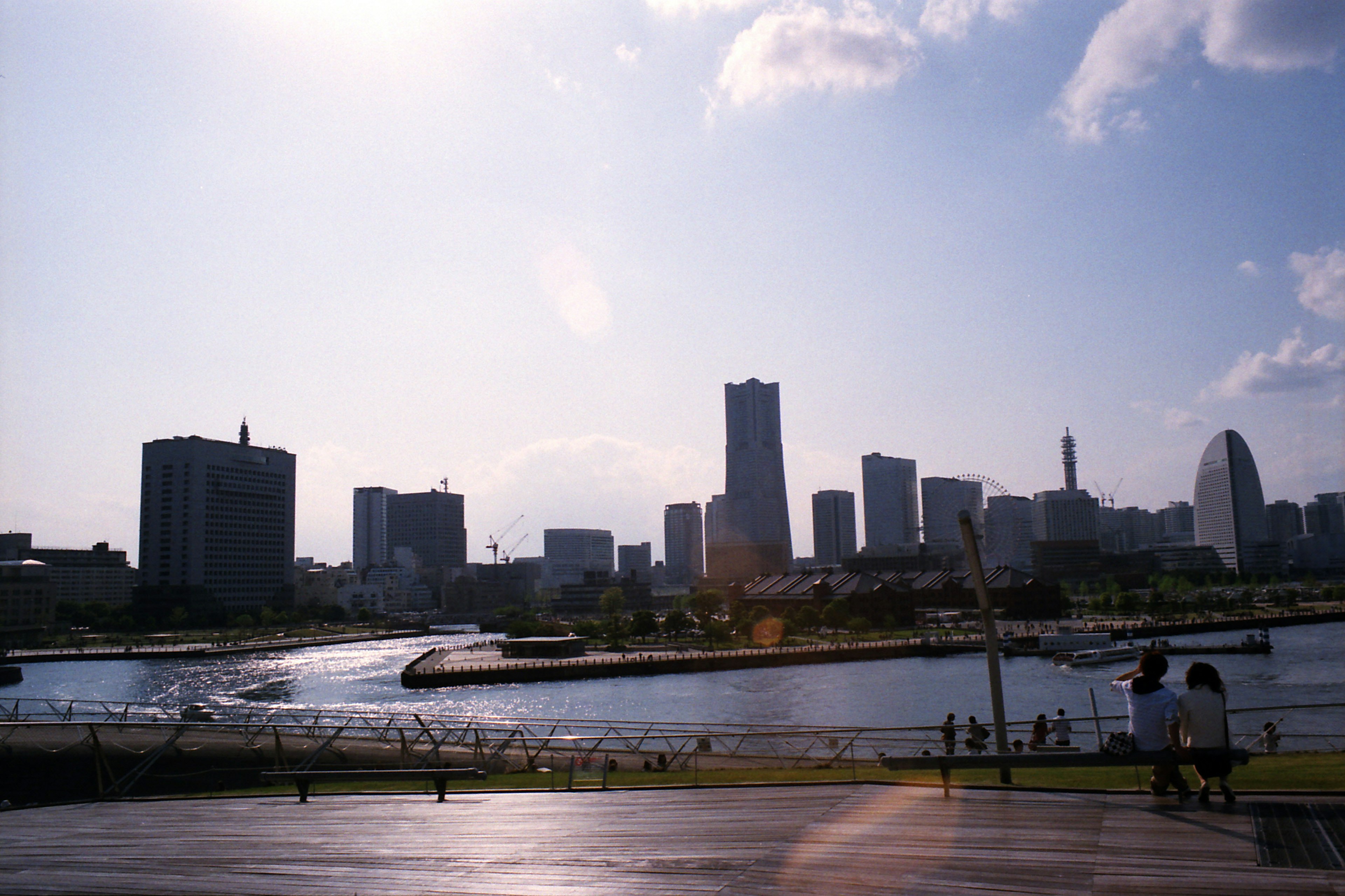 晴れた空の下での都市のスカイラインと川の風景