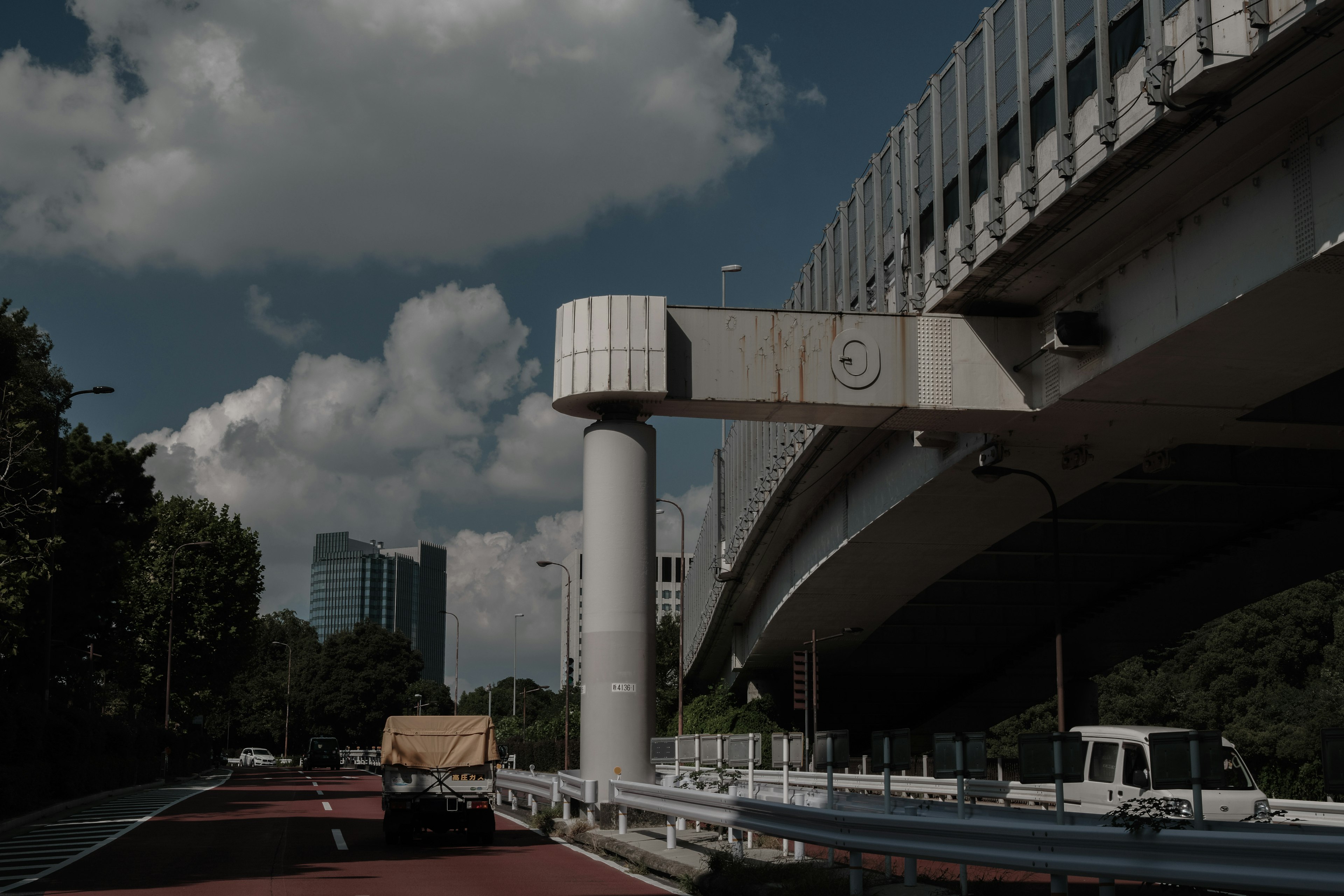 Carretera elevada urbana con nubes en el cielo