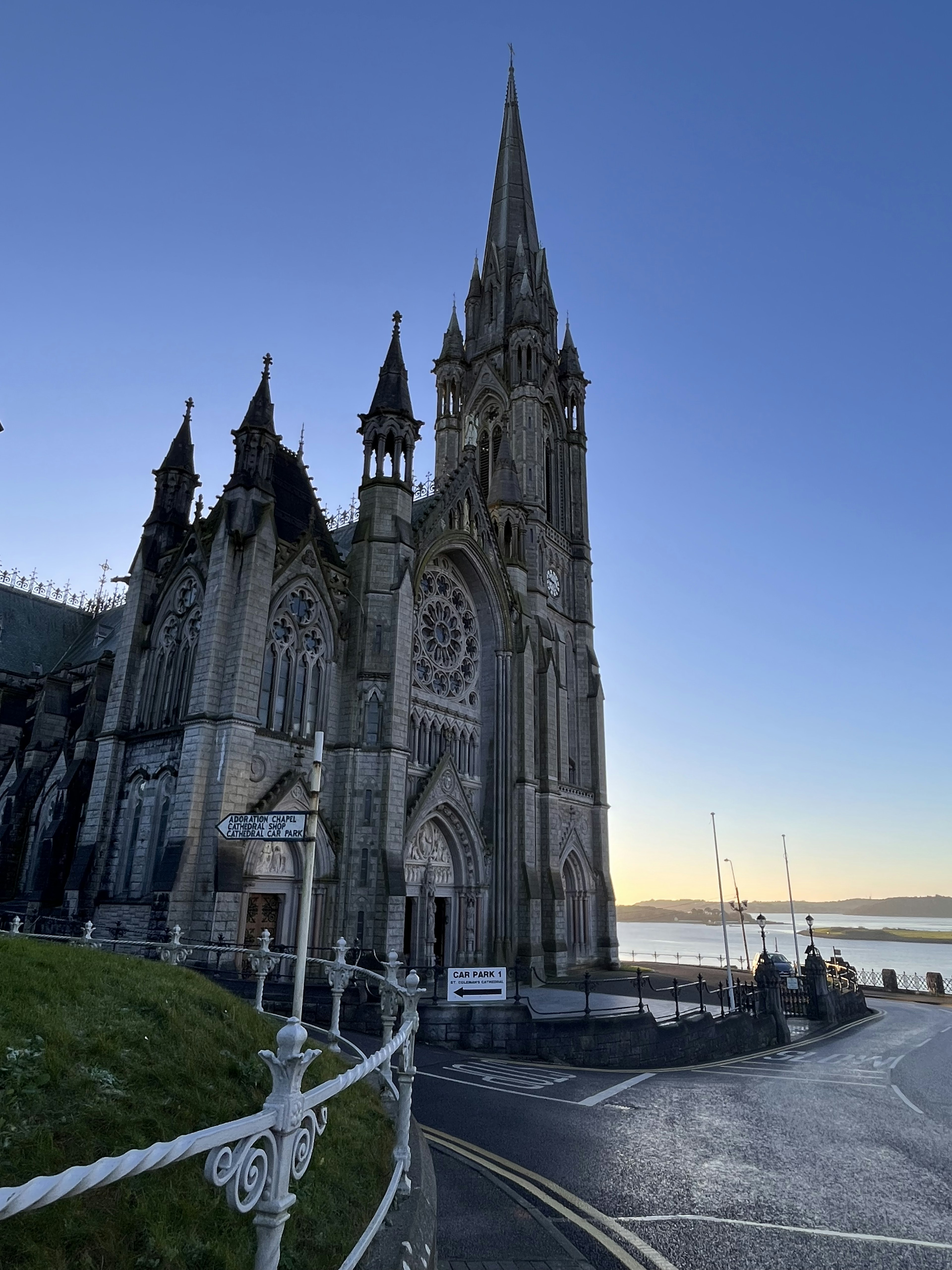 Hermosa fachada de iglesia de estilo gótico ubicada junto al mar con un cielo al atardecer