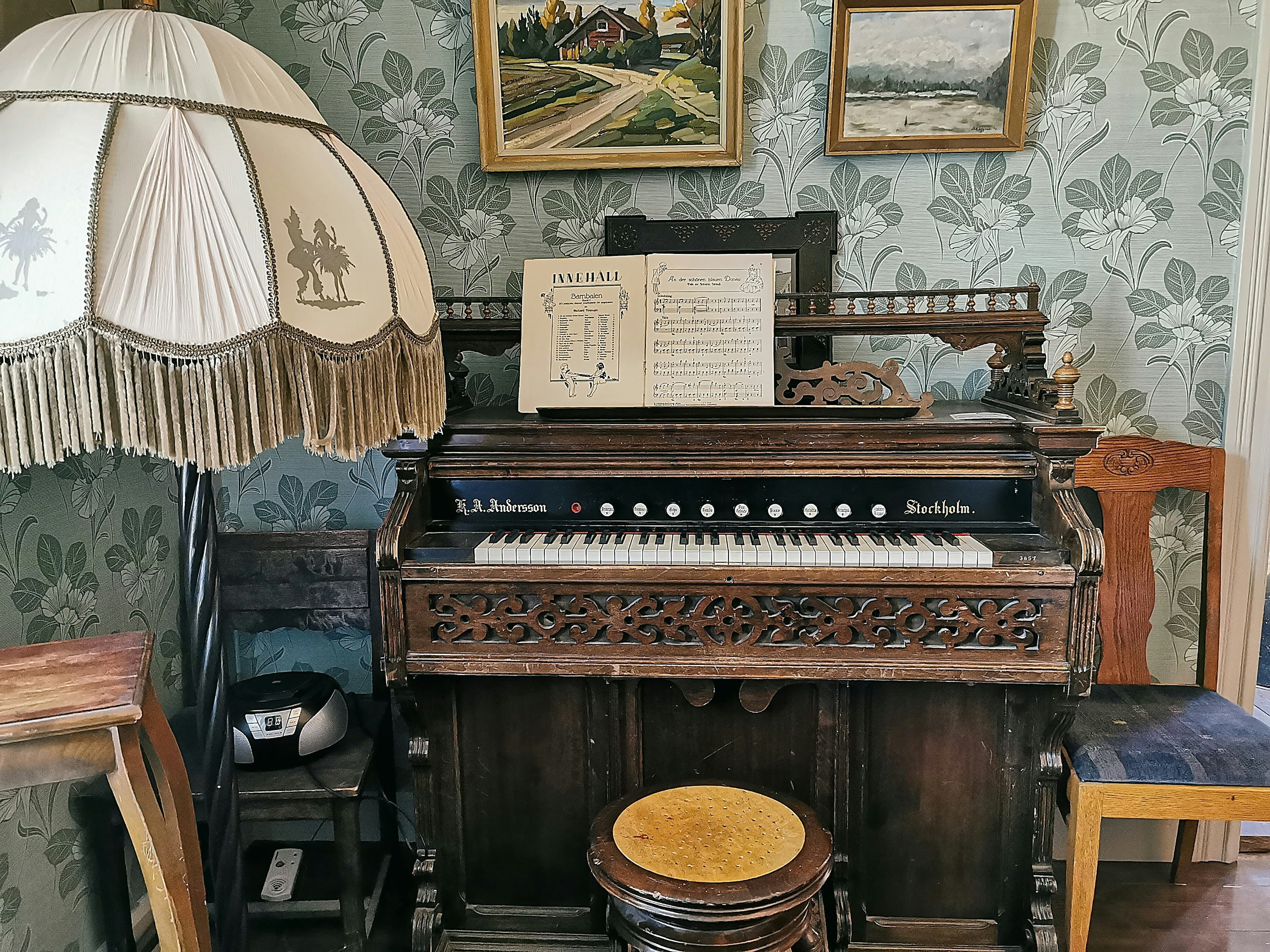 Intérieur avec un orgue ancien et des partitions de musique