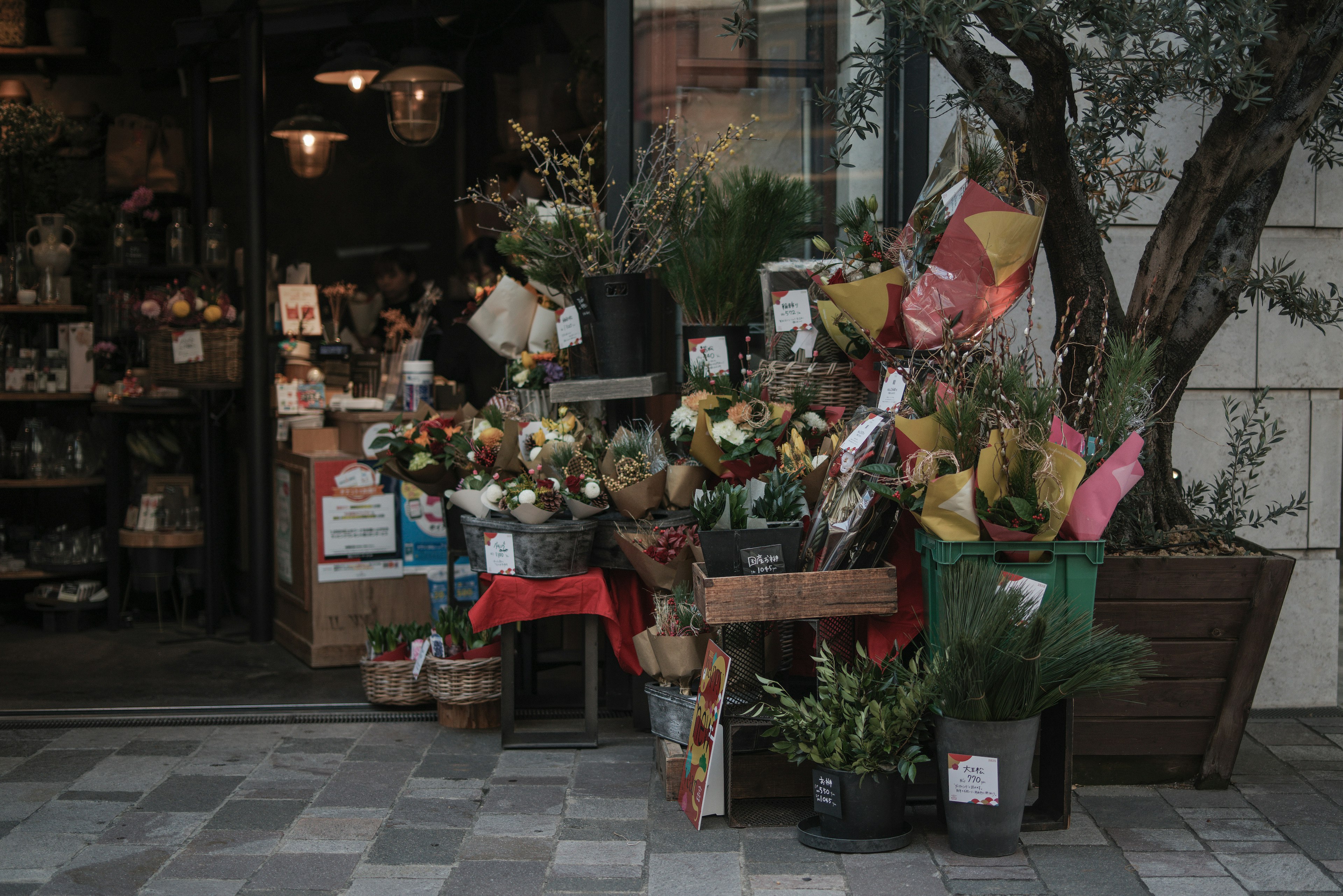 Bunte Blumen und Pflanzen vor einem Blumenladen ausgestellt