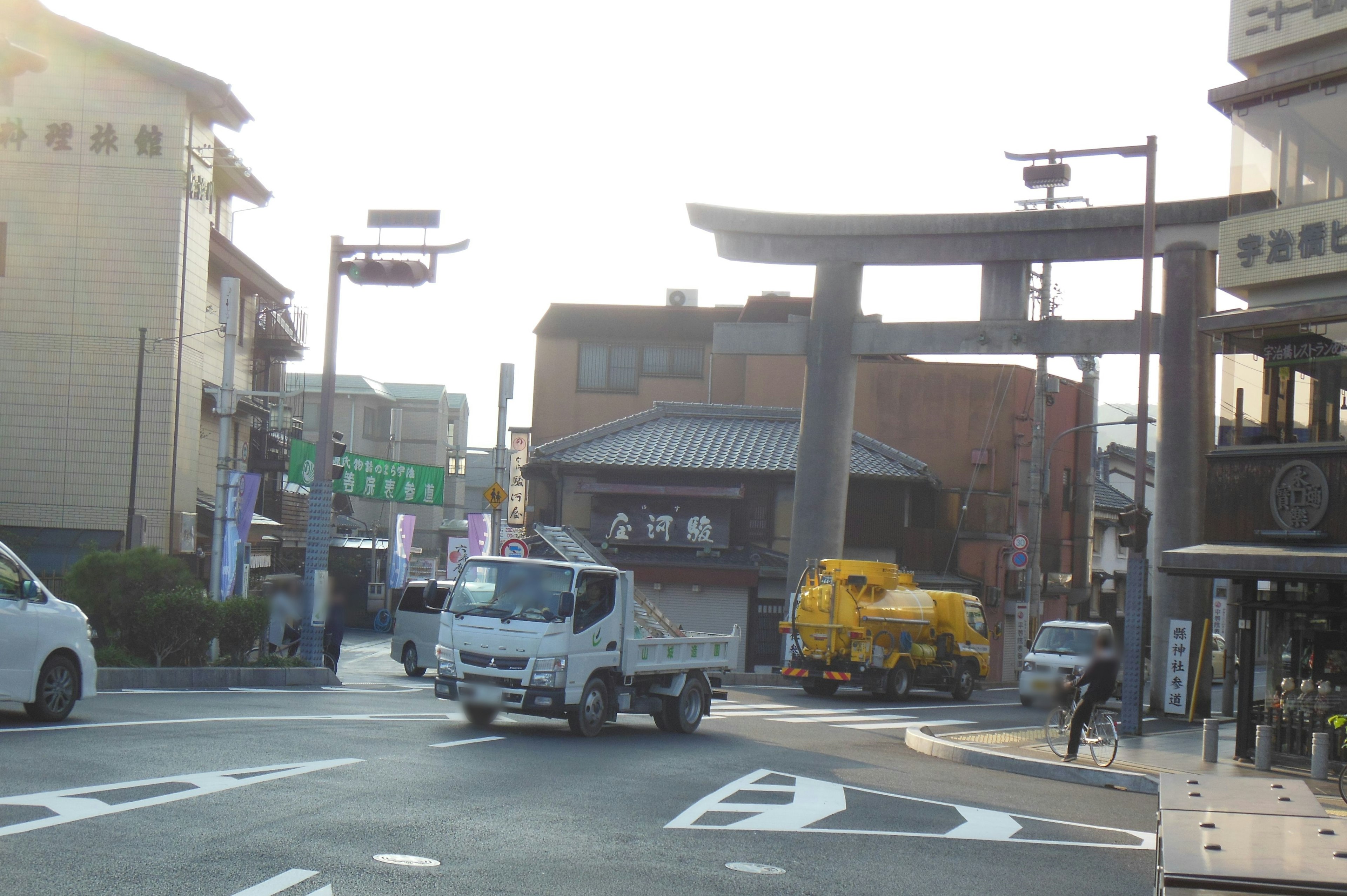 交差点にあるトラックと鳥居の景色