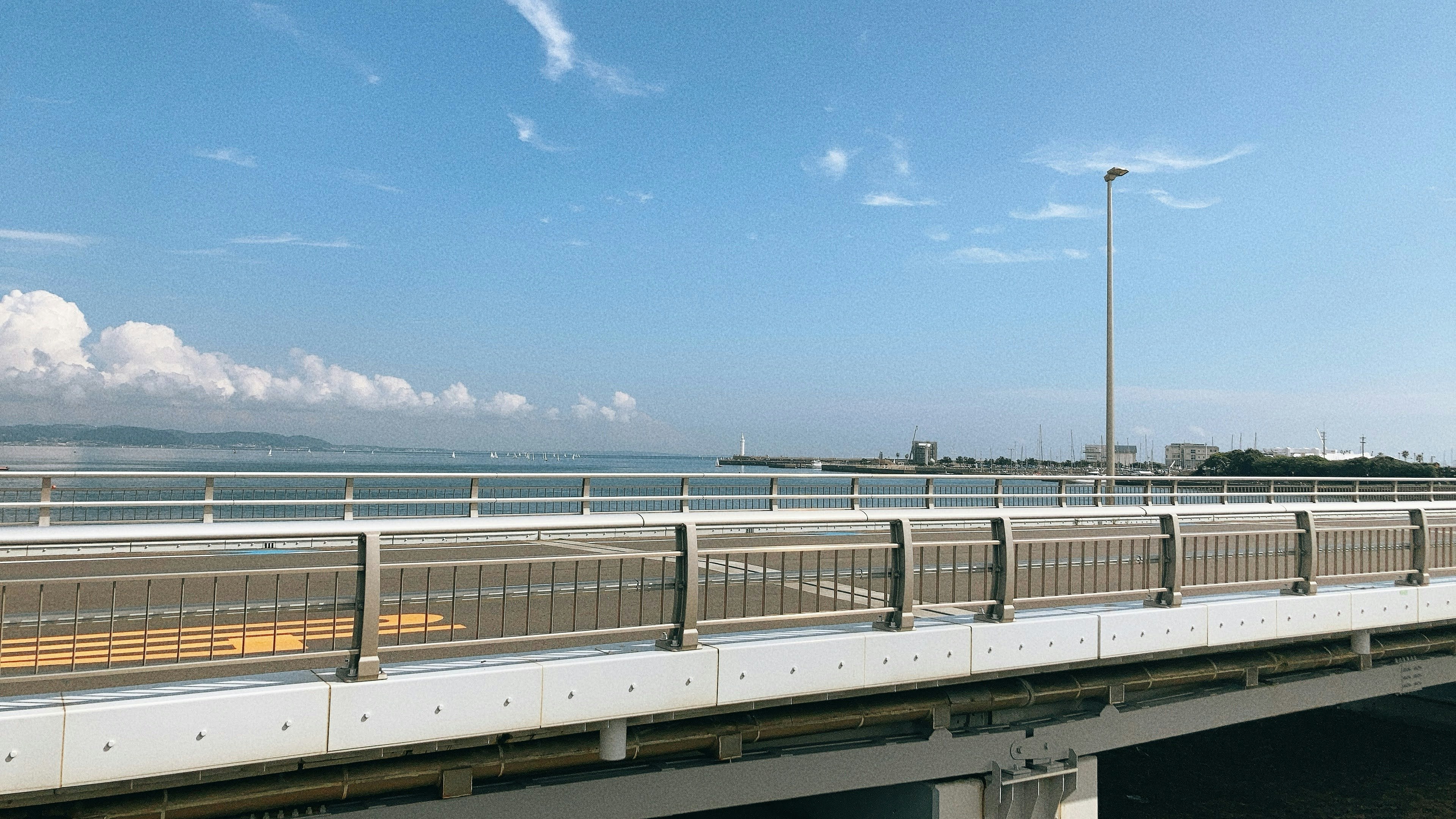 晴れた青空の下に広がる海と橋の風景