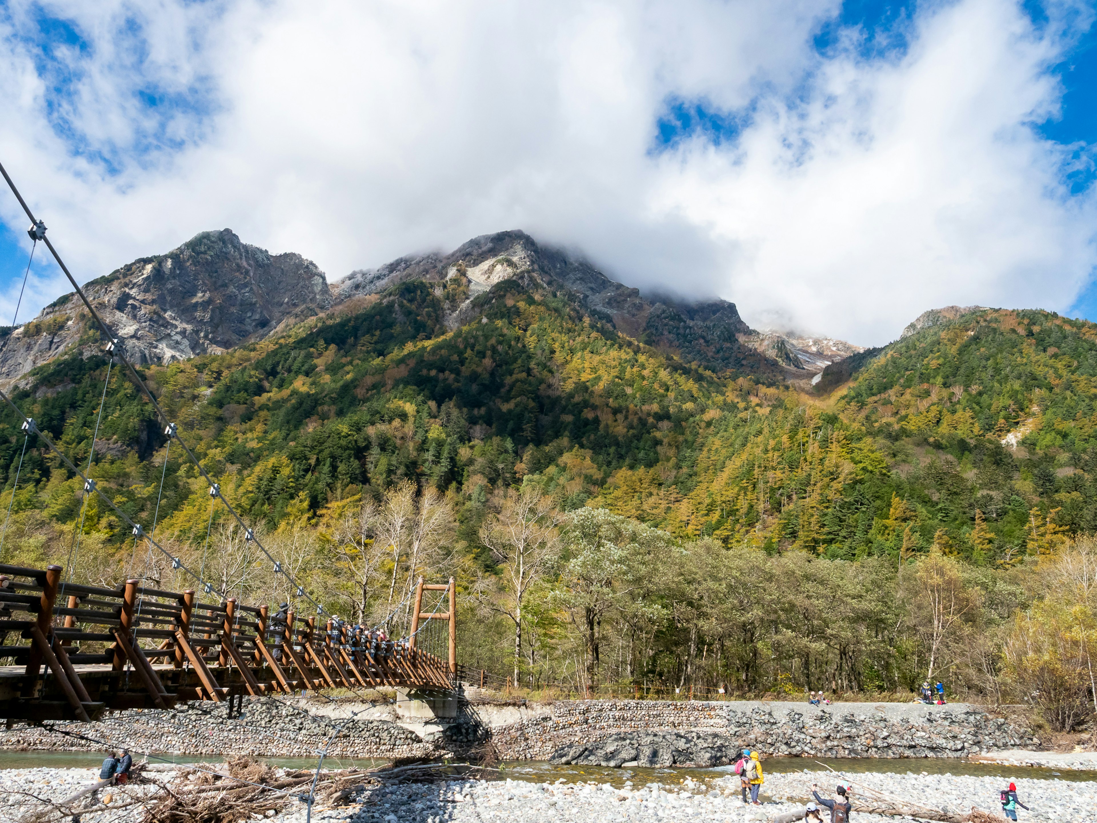 山と雲のある風景と木製の橋