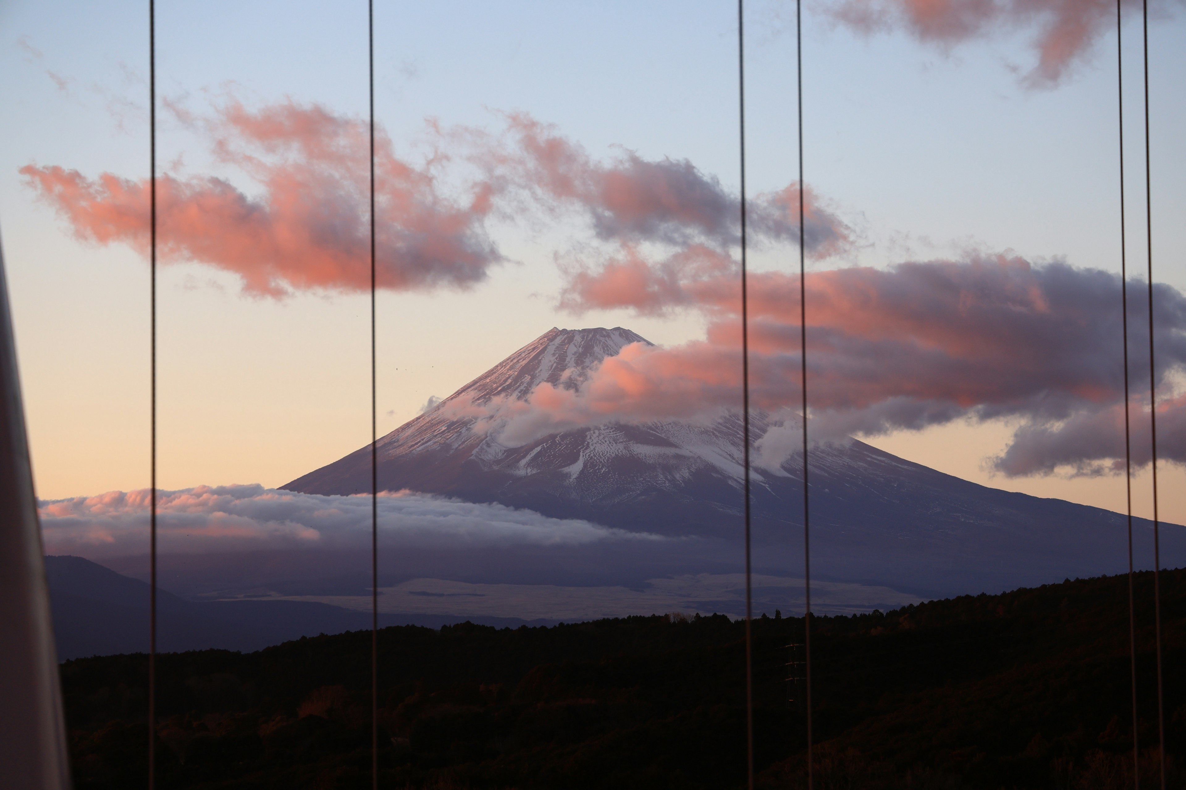 Majestätische Aussicht auf den Fuji bei einem bunten Sonnenuntergang