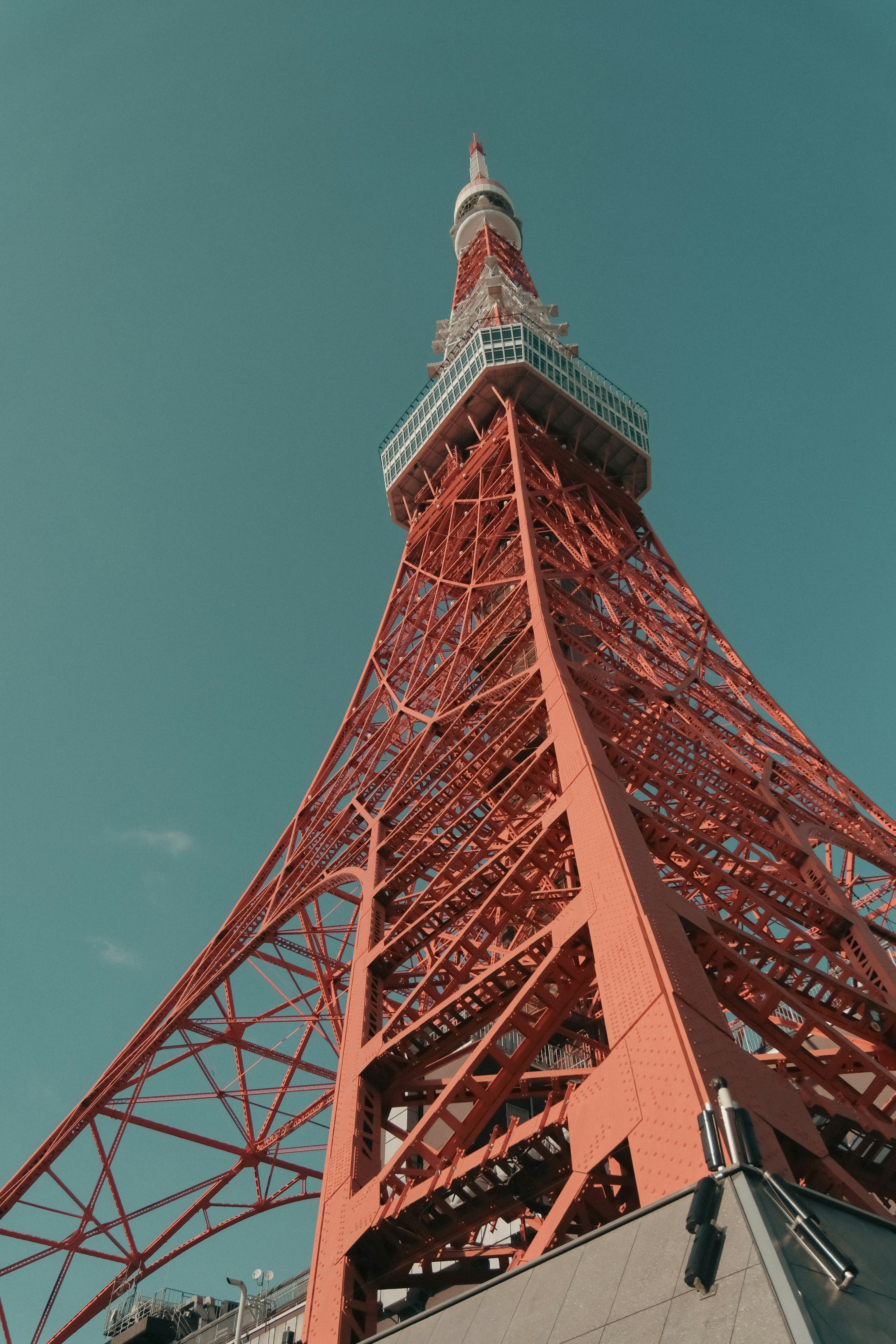 Pemandangan Menara Tokyo dari bawah menampilkan struktur baja merahnya