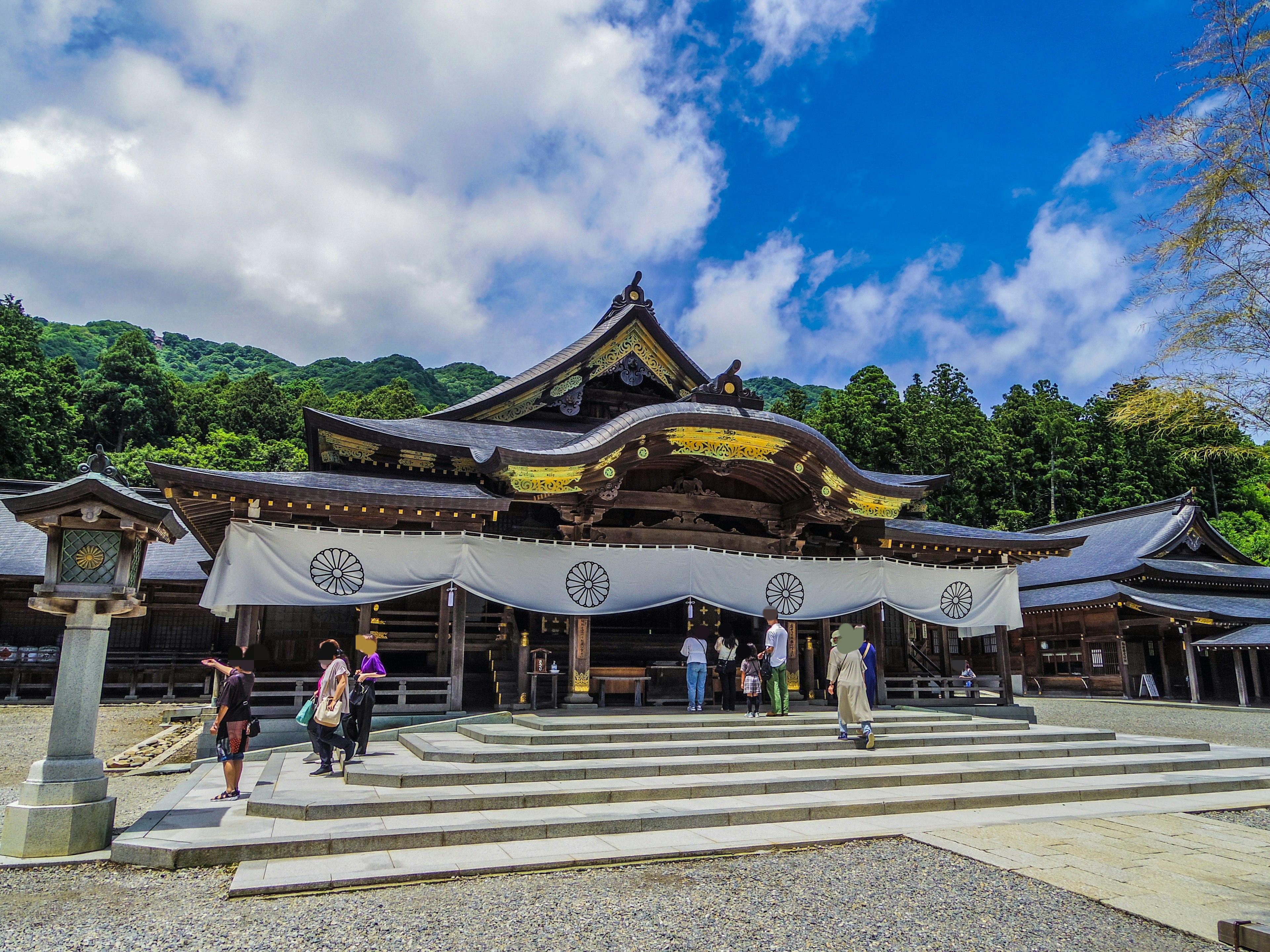 游客在蓝天之下的美丽神社前