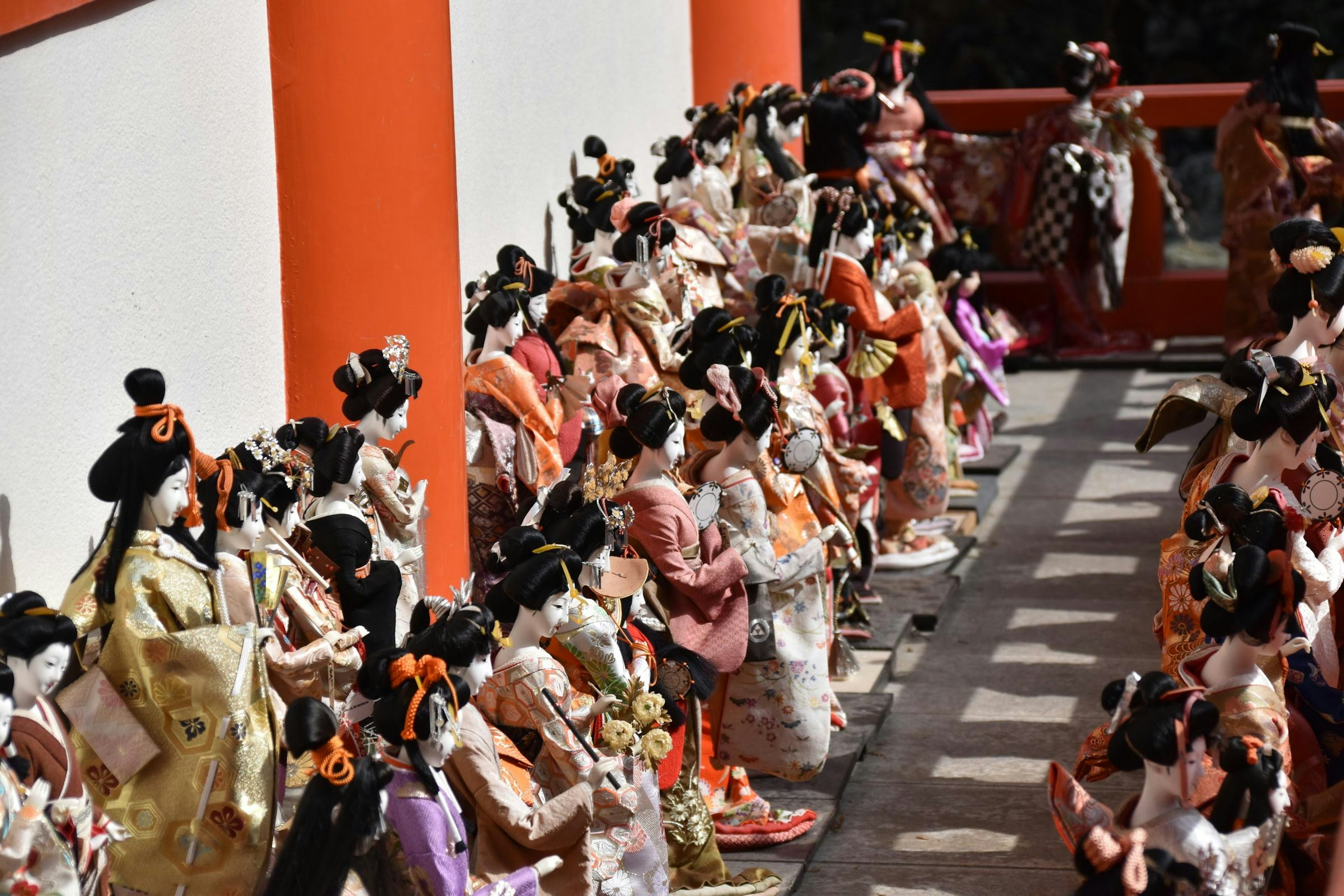 Belle exposition de poupées Hina Matsuri disposées en tenue traditionnelle