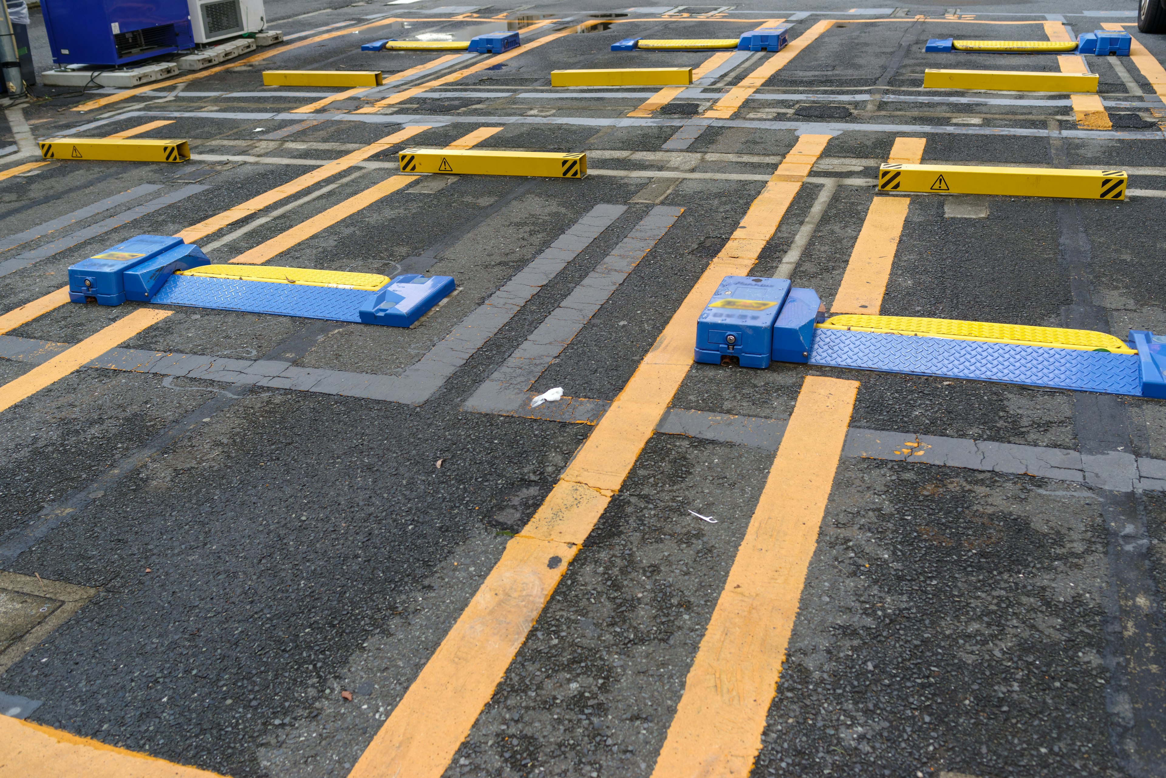 Permukaan parkir dengan penghalang kuning dan biru