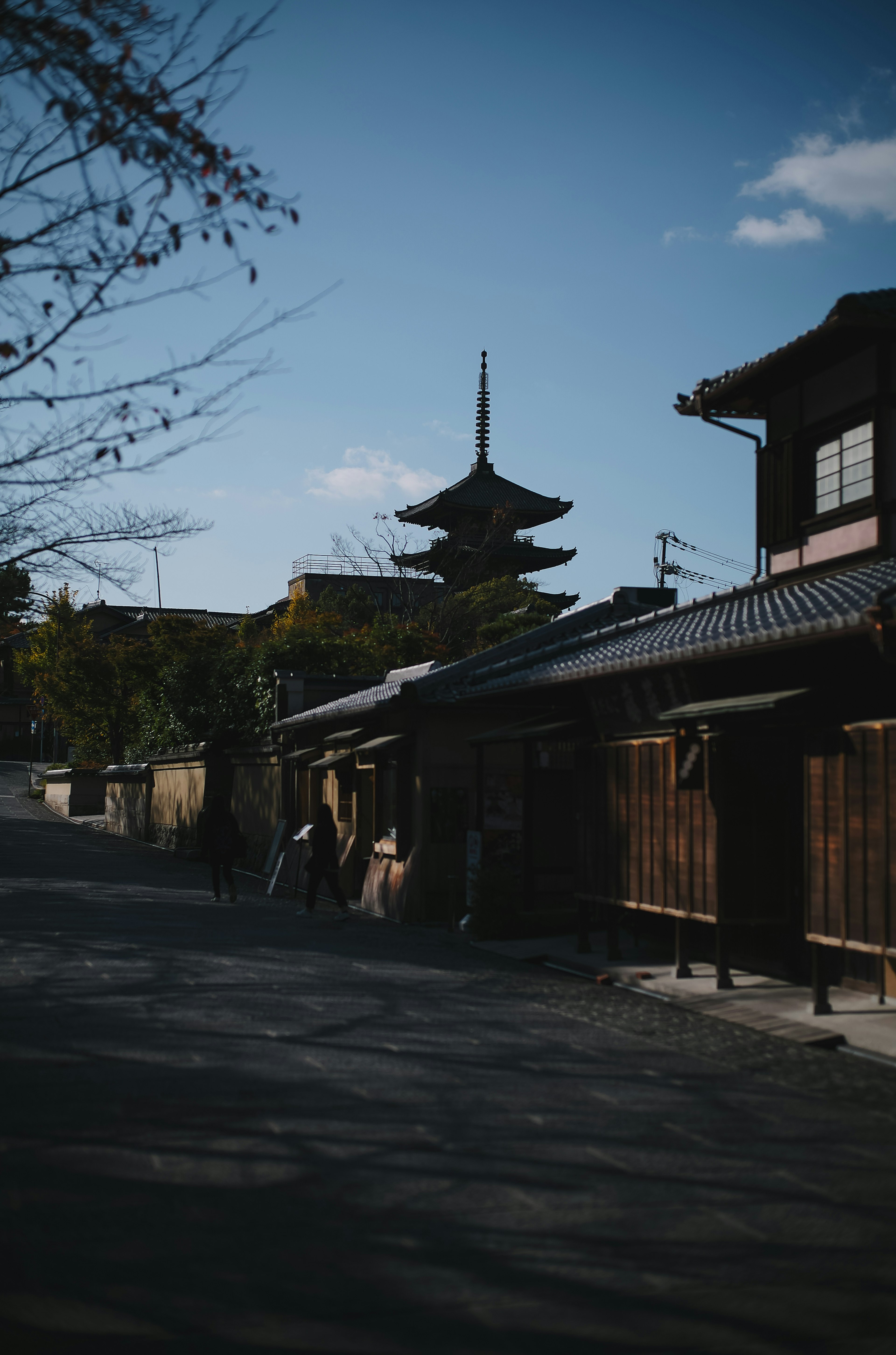 Rue japonaise traditionnelle avec la silhouette d'une pagode