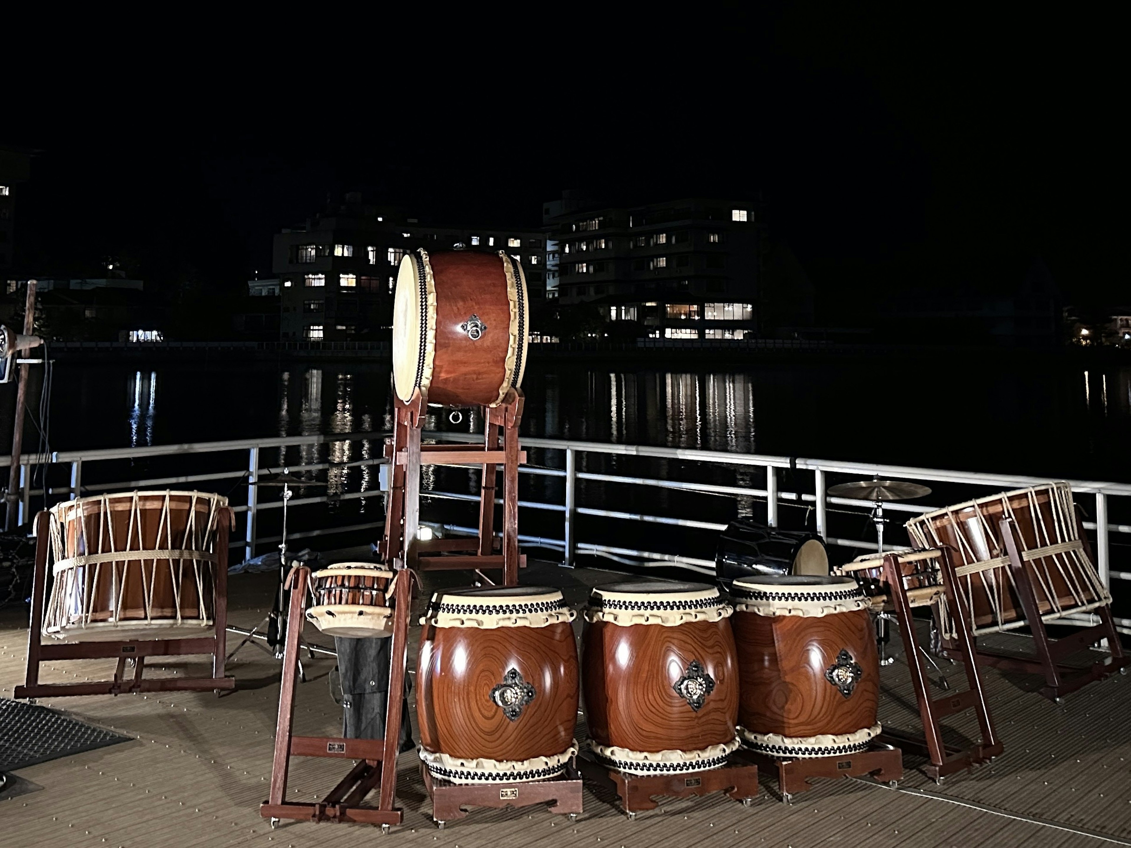 Set di tamburi tradizionali disposti lungo il fiume di notte